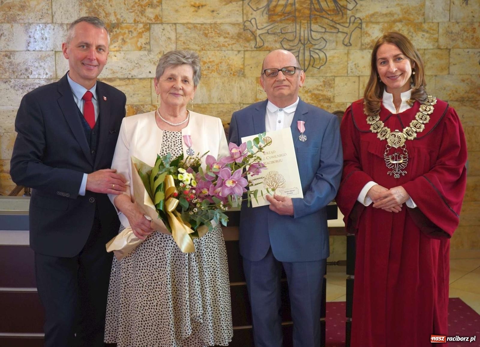 Zdjęcie w galerii na portalu naszraciborz.pl: Złote gody w raciborskim USC. Świętuje siedem par [FOTO i WIDEO] wiadomości z regionu