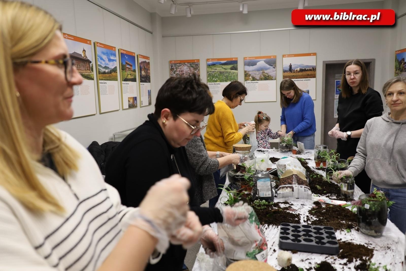 Zdjęcie w galerii na portalu naszraciborz.pl: Projekt Biblioteka z pasją: rośliny w słoiku wiadomości z regionu