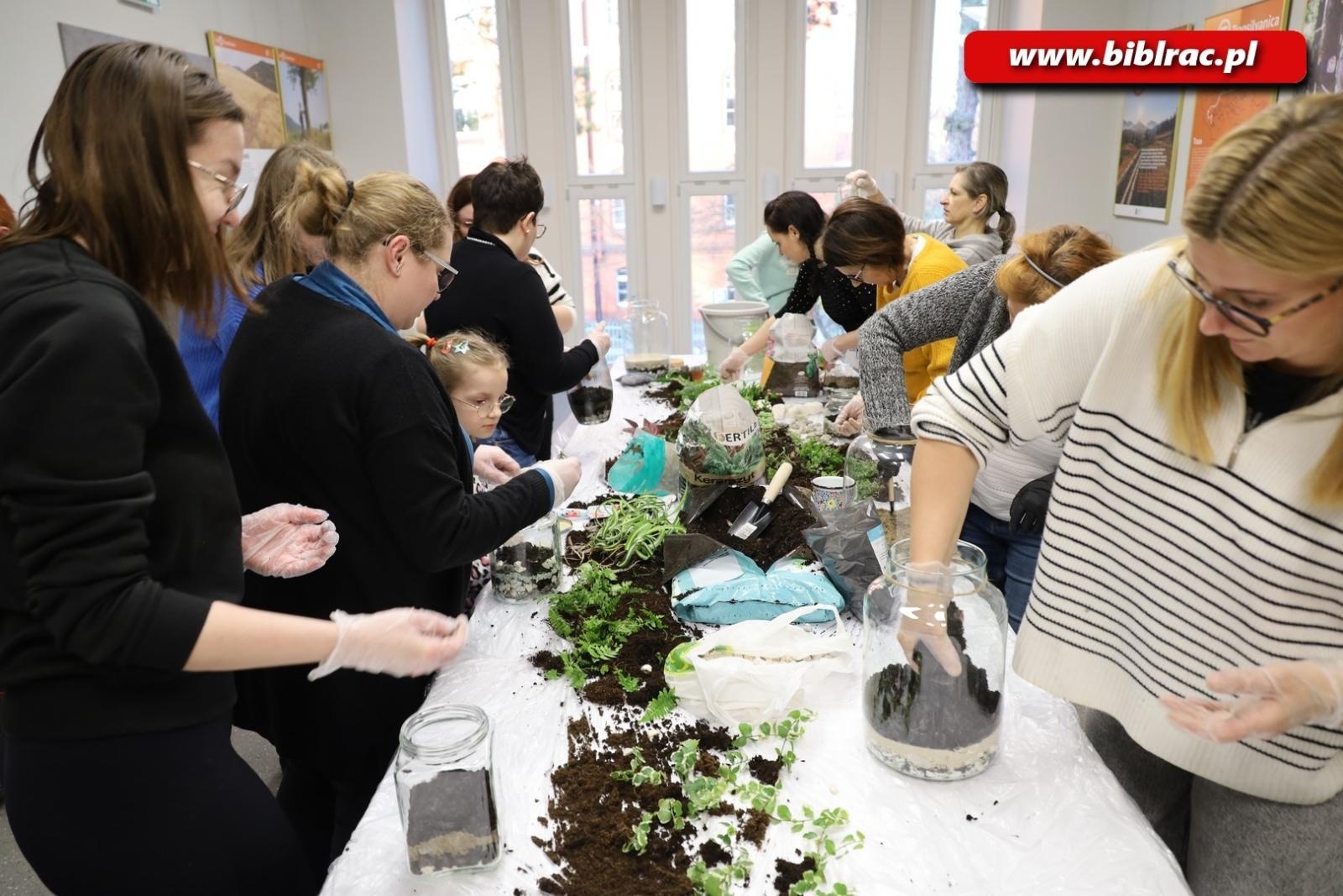 Zdjęcie w galerii na portalu naszraciborz.pl: Projekt Biblioteka z pasją: rośliny w słoiku wiadomości z regionu