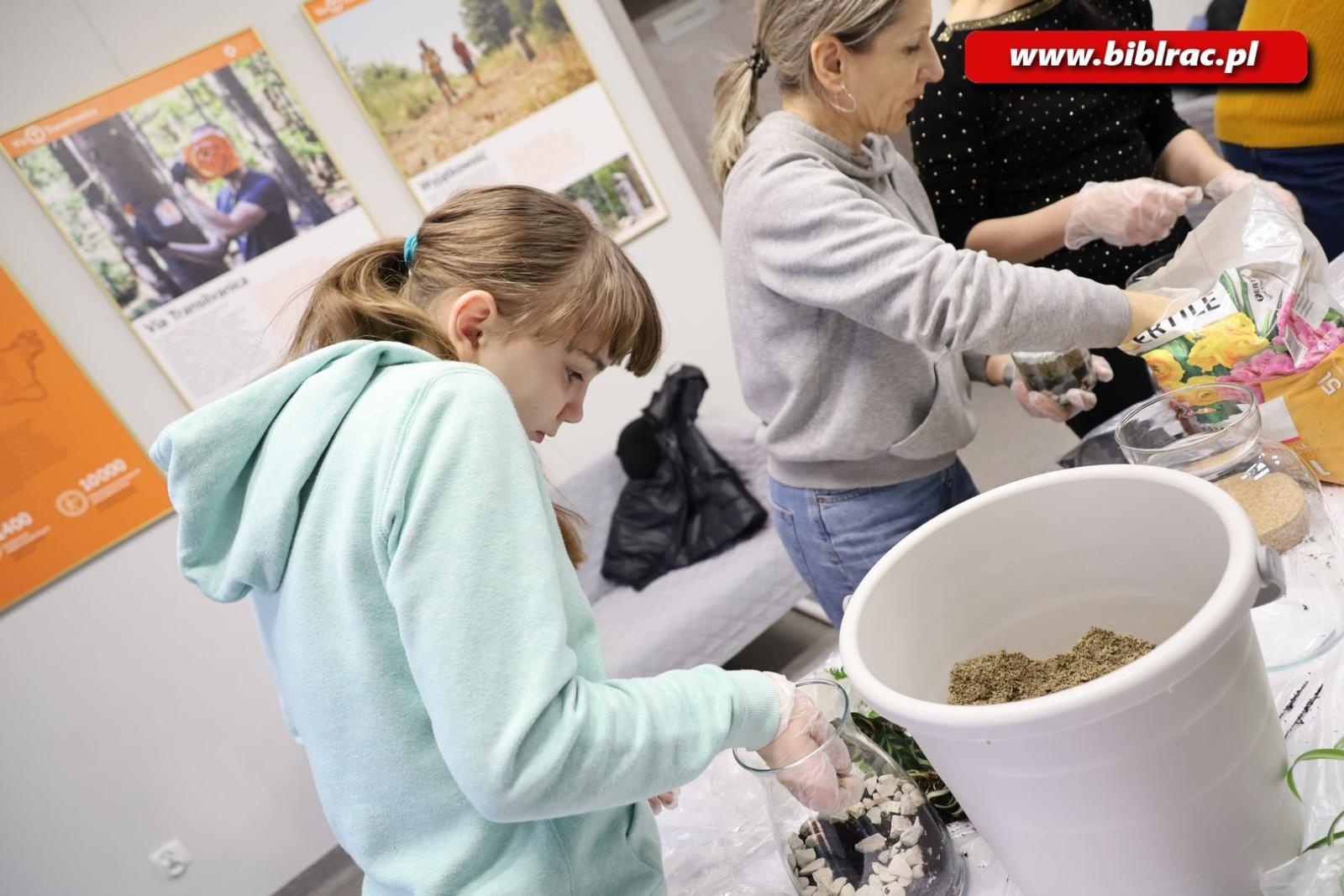 Zdjęcie w galerii na portalu naszraciborz.pl: Projekt Biblioteka z pasją: rośliny w słoiku wiadomości z regionu