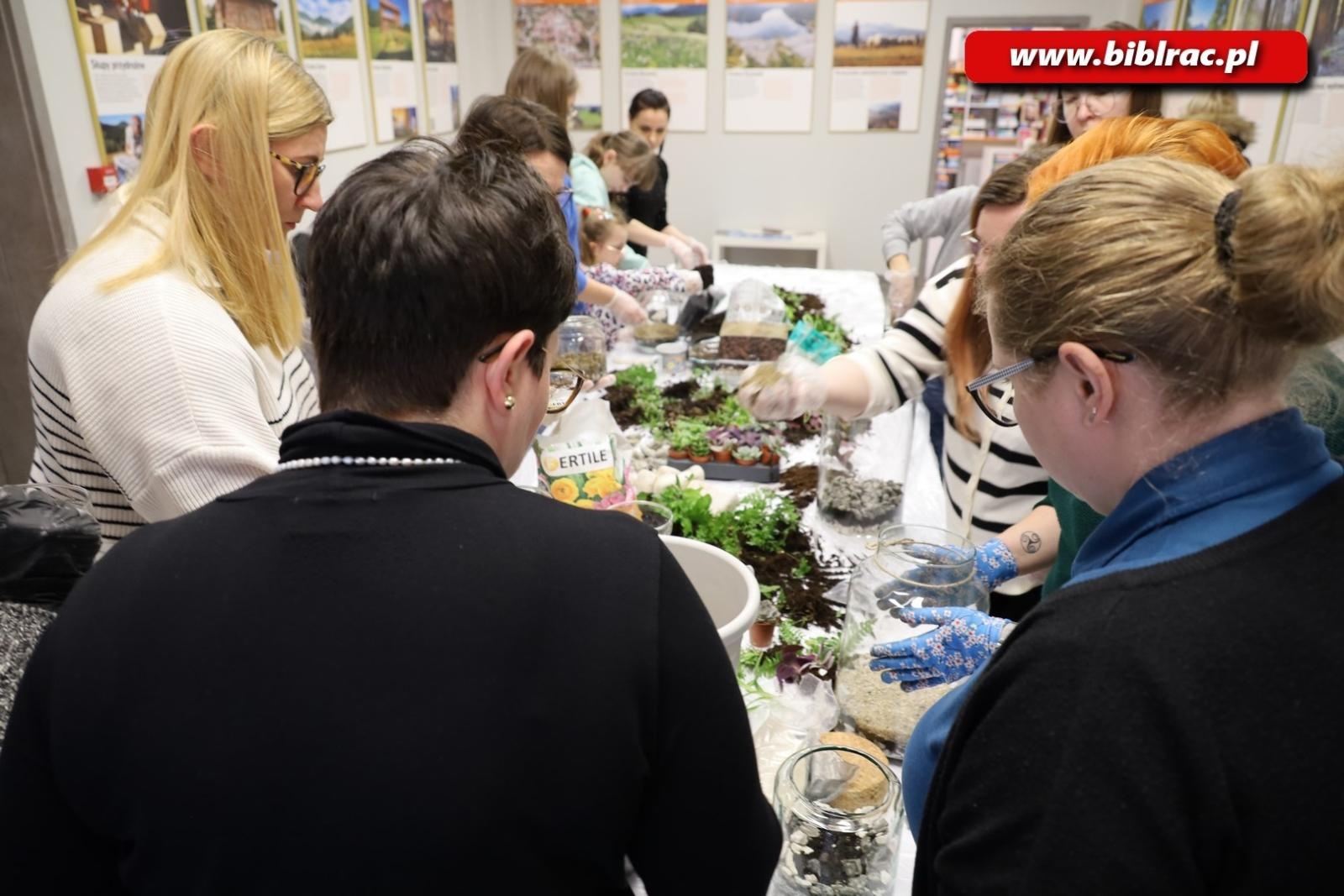 Zdjęcie w galerii na portalu naszraciborz.pl: Projekt Biblioteka z pasją: rośliny w słoiku wiadomości z regionu