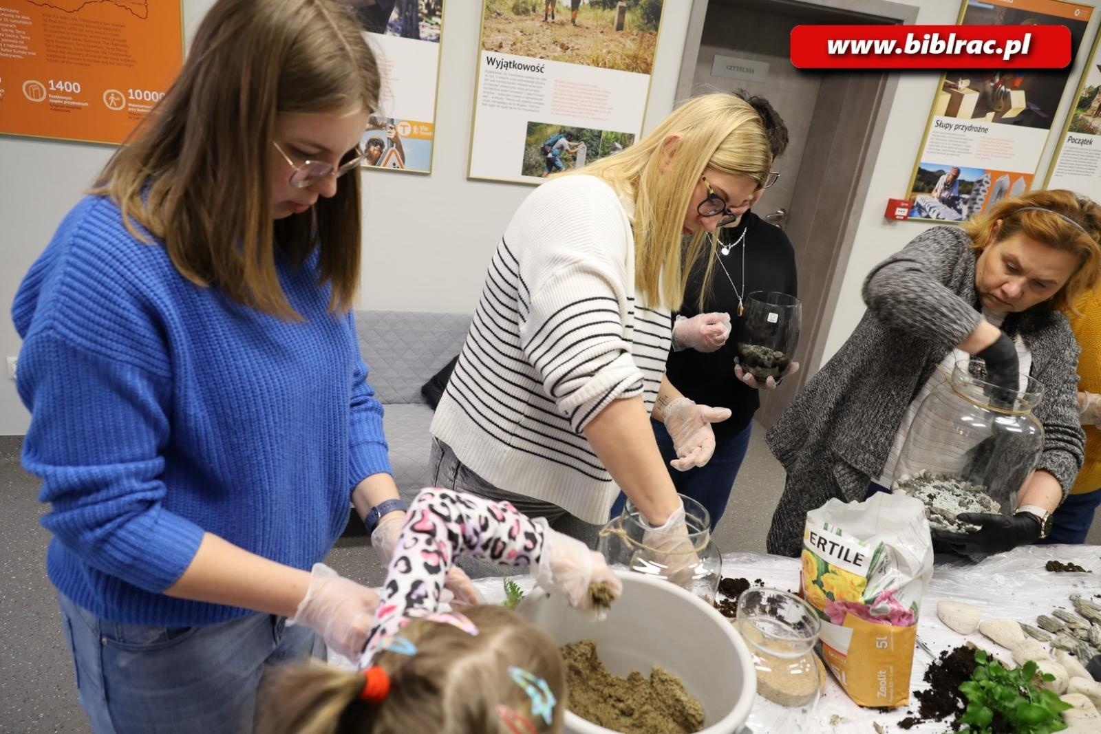 Zdjęcie w galerii na portalu naszraciborz.pl: Projekt Biblioteka z pasją: rośliny w słoiku wiadomości z regionu
