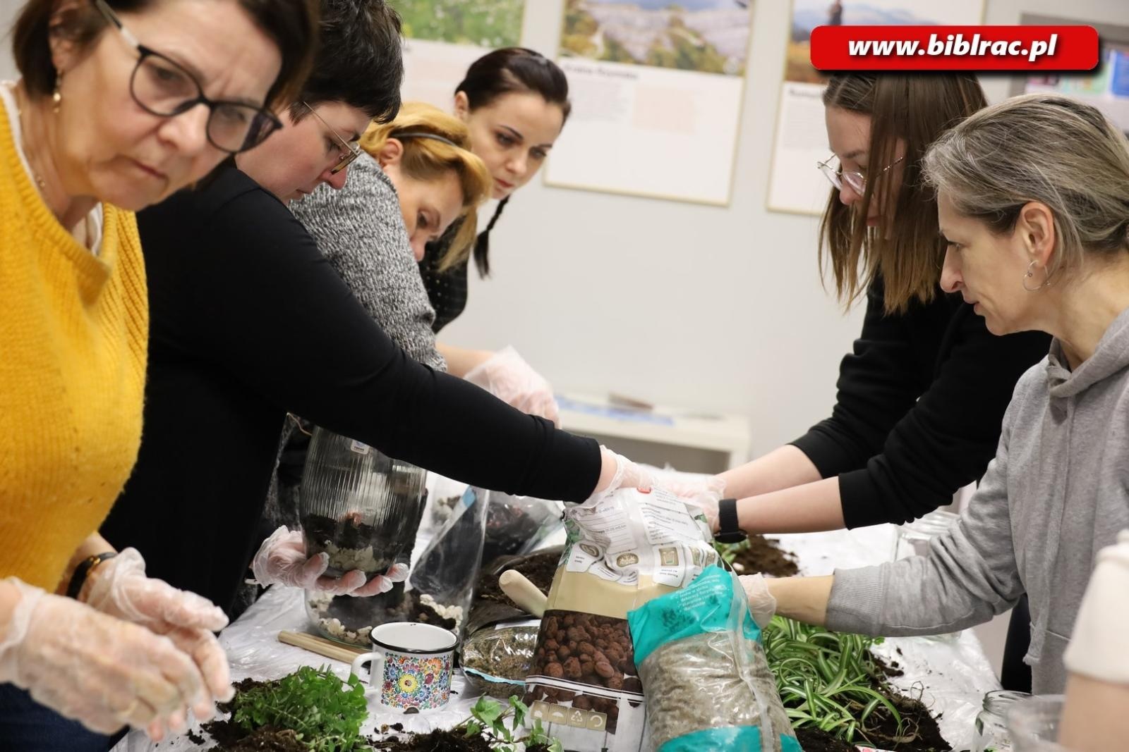 Zdjęcie w galerii na portalu naszraciborz.pl: Projekt Biblioteka z pasją: rośliny w słoiku wiadomości z regionu