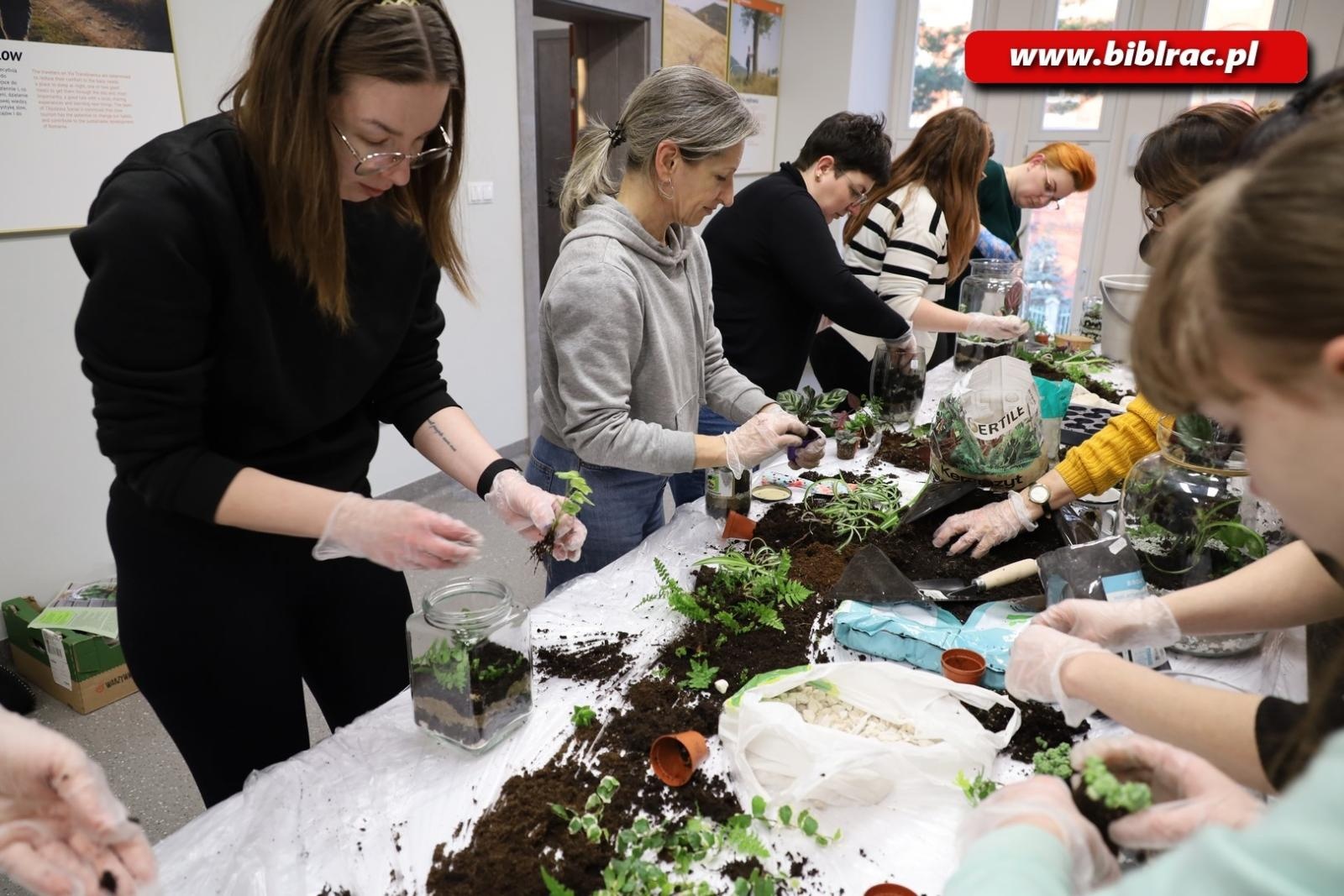 Zdjęcie w galerii na portalu naszraciborz.pl: Projekt Biblioteka z pasją: rośliny w słoiku wiadomości z regionu