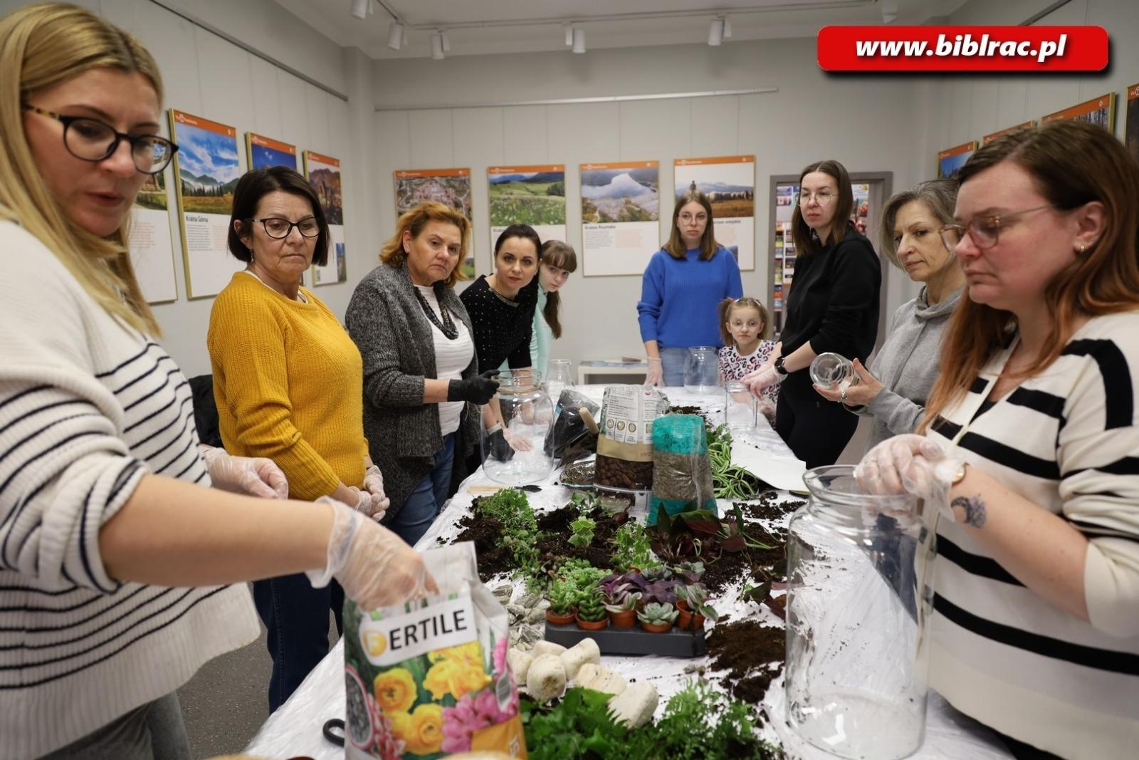 Zdjęcie w galerii na portalu naszraciborz.pl: Projekt Biblioteka z pasją: rośliny w słoiku wiadomości z regionu