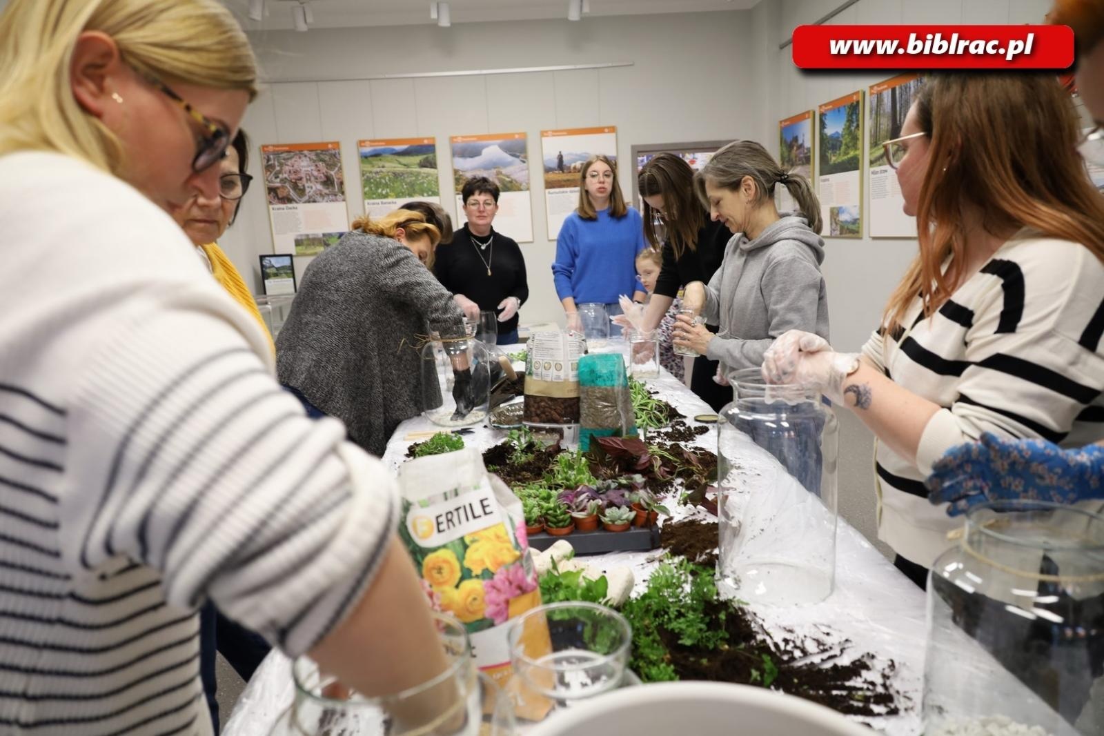Zdjęcie w galerii na portalu naszraciborz.pl: Projekt Biblioteka z pasją: rośliny w słoiku wiadomości z regionu