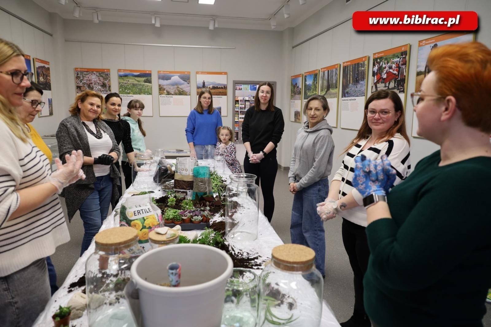 Zdjęcie w galerii na portalu naszraciborz.pl: Projekt Biblioteka z pasją: rośliny w słoiku wiadomości z regionu