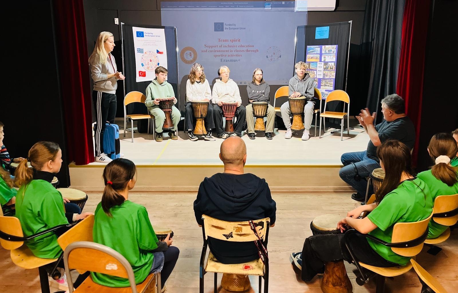 Zdjęcie w galerii na portalu naszraciborz.pl:  Warsztaty bębniarskie w SP 1 na Ostrogu wiadomości z regionu