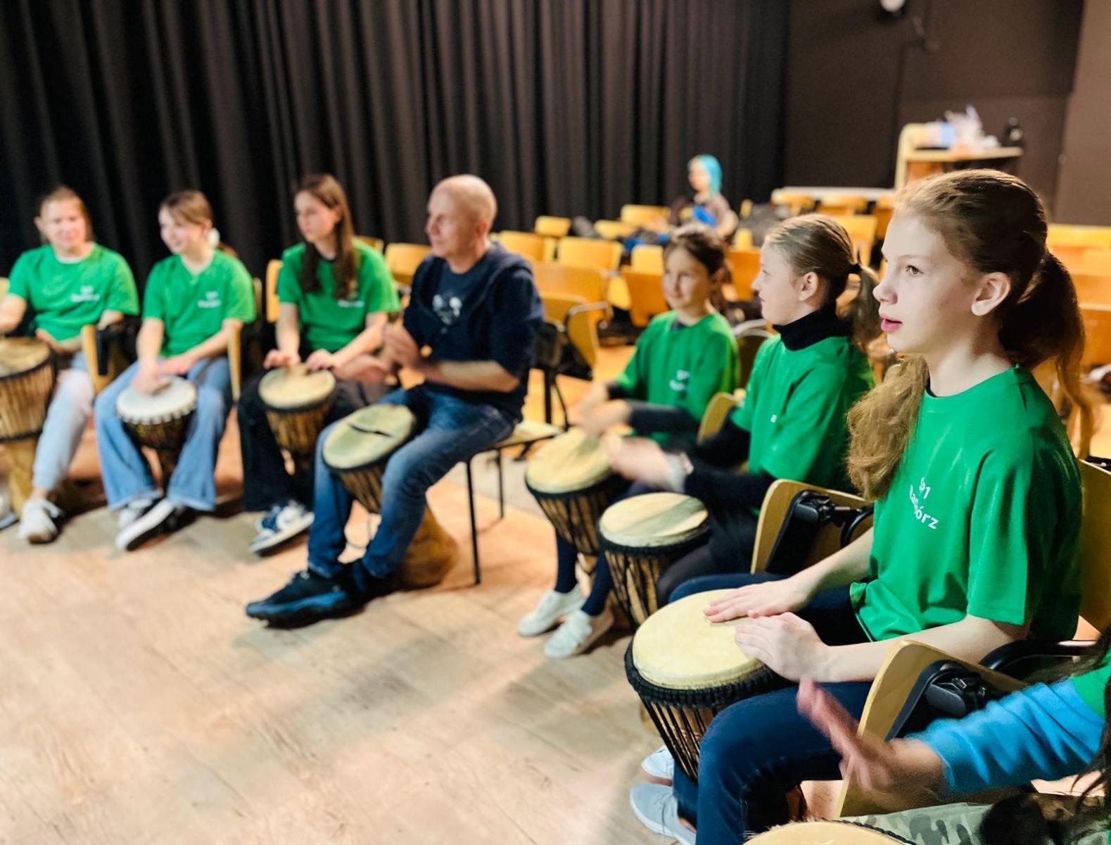 Zdjęcie w galerii na portalu naszraciborz.pl:  Warsztaty bębniarskie w SP 1 na Ostrogu wiadomości z regionu