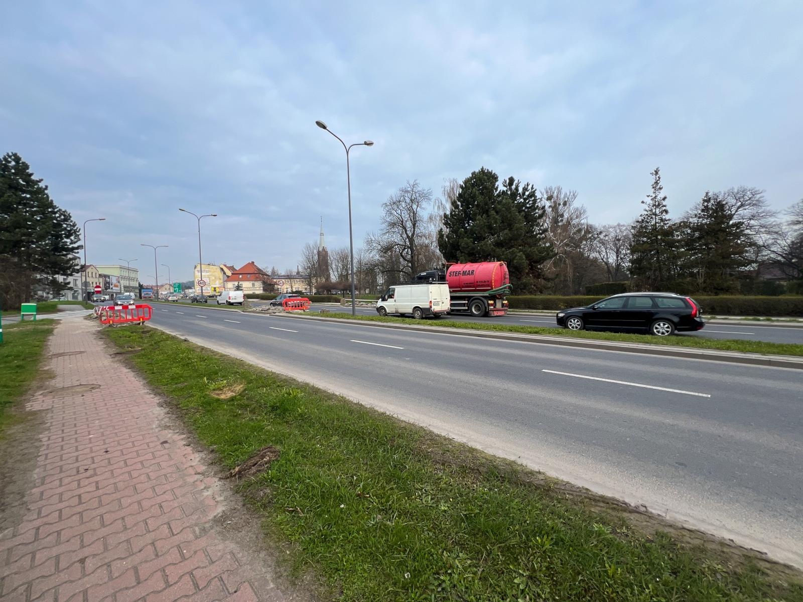 Zdjęcie w galerii na portalu naszraciborz.pl: Na Odrostradzie powstaje przejście dla pieszych [LOKALIZACJA] wiadomości z regionu