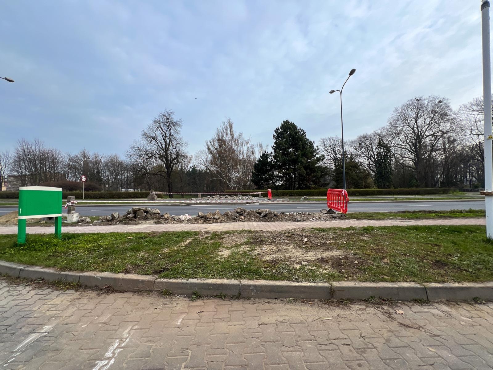 Zdjęcie w galerii na portalu naszraciborz.pl: Na Odrostradzie powstaje przejście dla pieszych [LOKALIZACJA] wiadomości z regionu