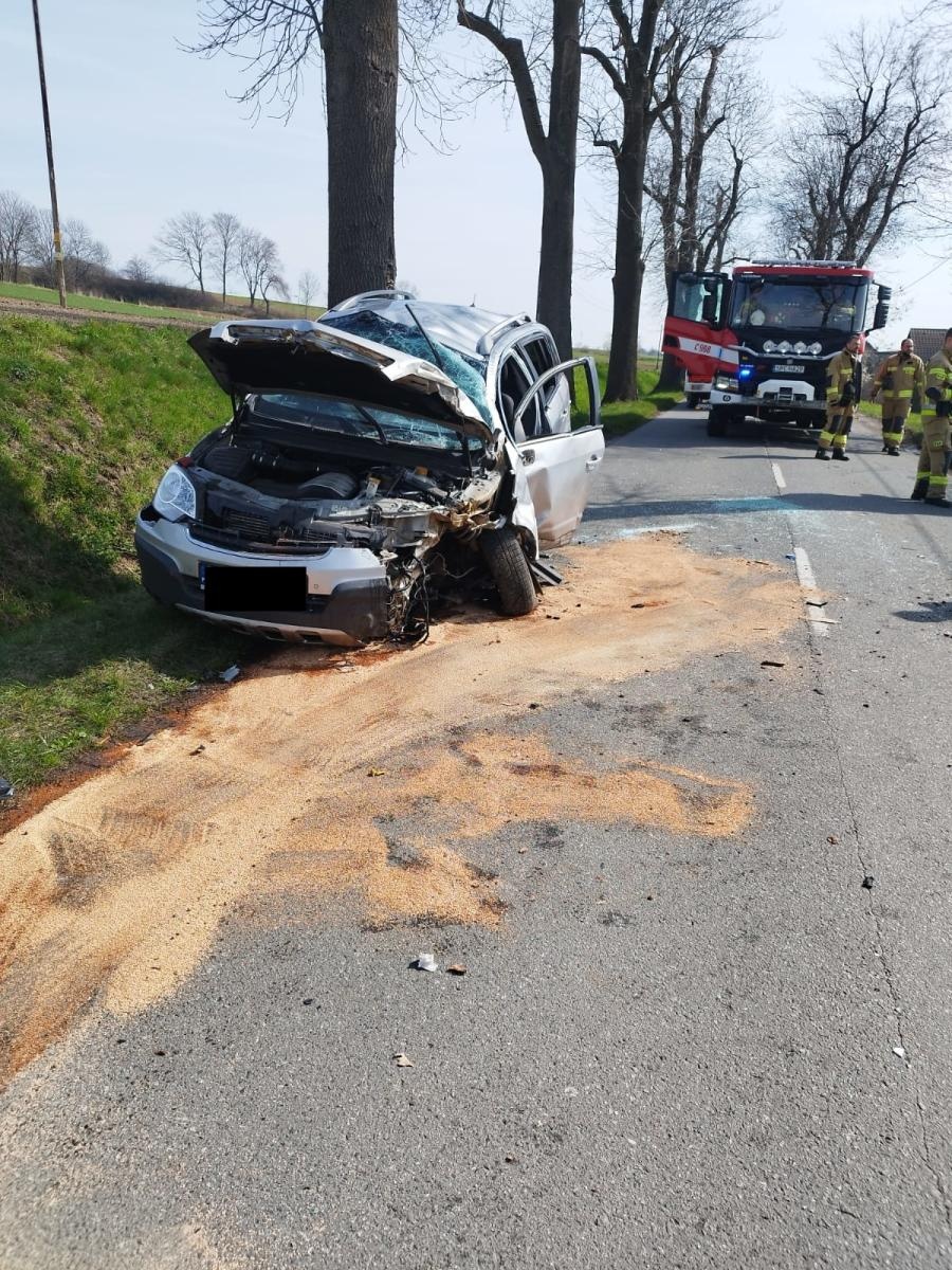 Zdjęcie w galerii na portalu naszraciborz.pl: Opel uderzył w drzewo w Makowie [FOTO] wiadomości z regionu