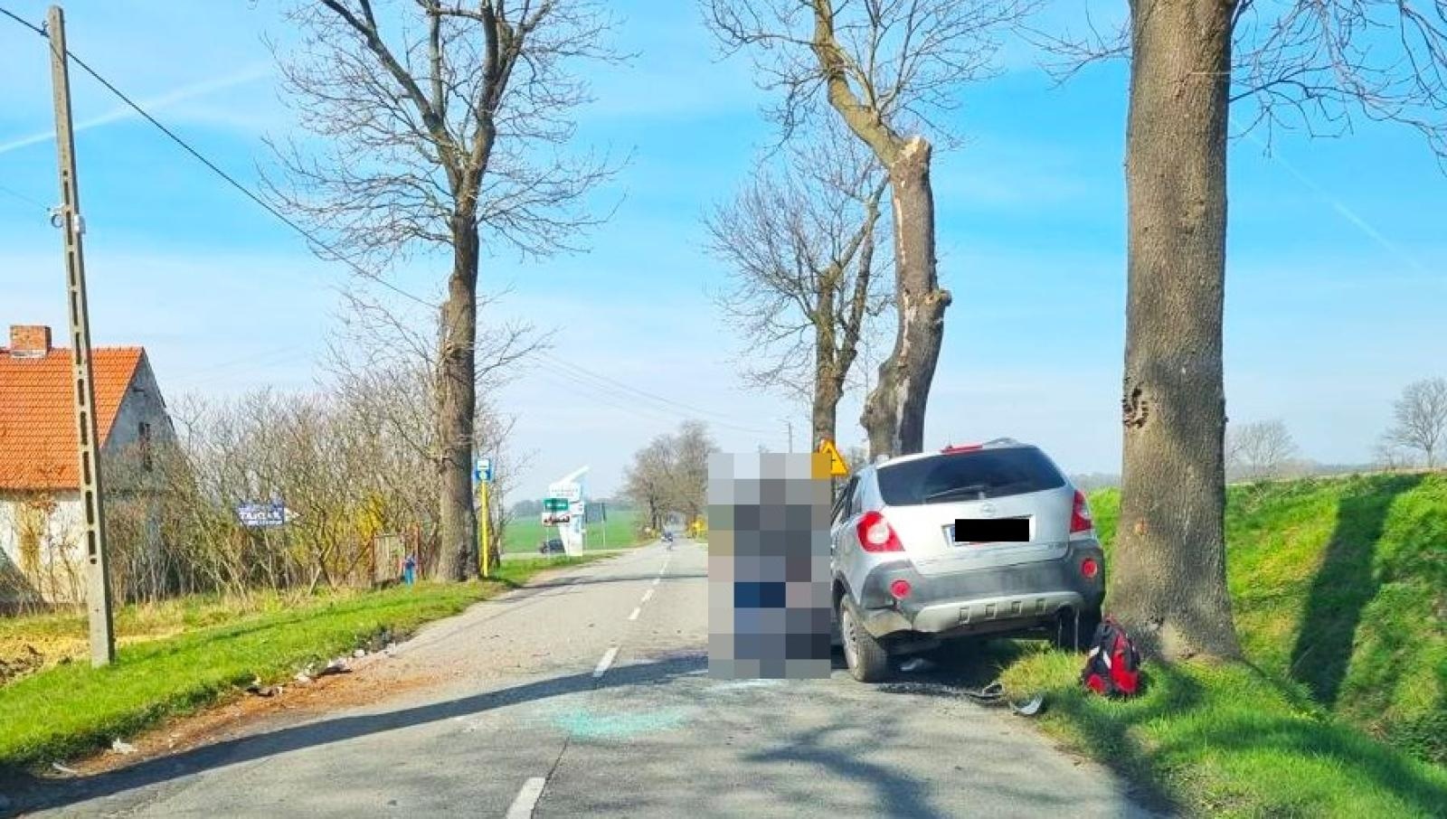 Zdjęcie w galerii na portalu naszraciborz.pl: Opel uderzył w drzewo w Makowie [FOTO] wiadomości z regionu