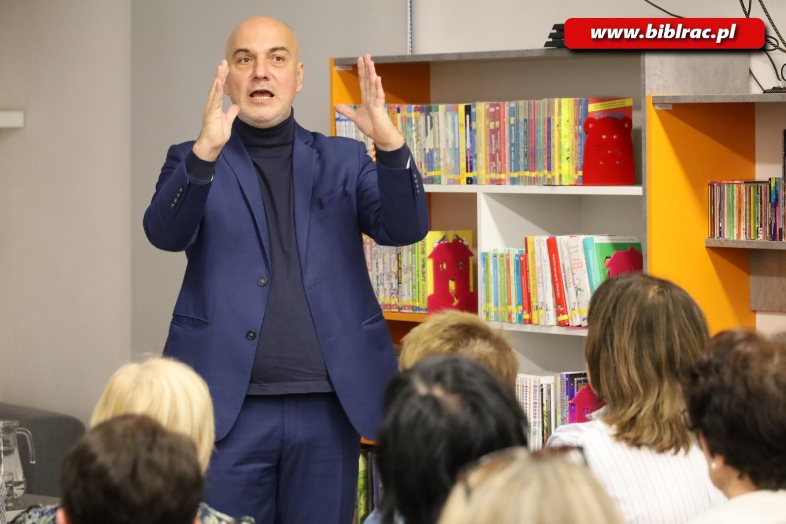 Zdjęcie w galerii na portalu naszraciborz.pl: Gdyby ziemia Izraela-Palestyna potrafiła mówić… Dr Michał Szczepaniak w bibliotece wiadomości z regionu