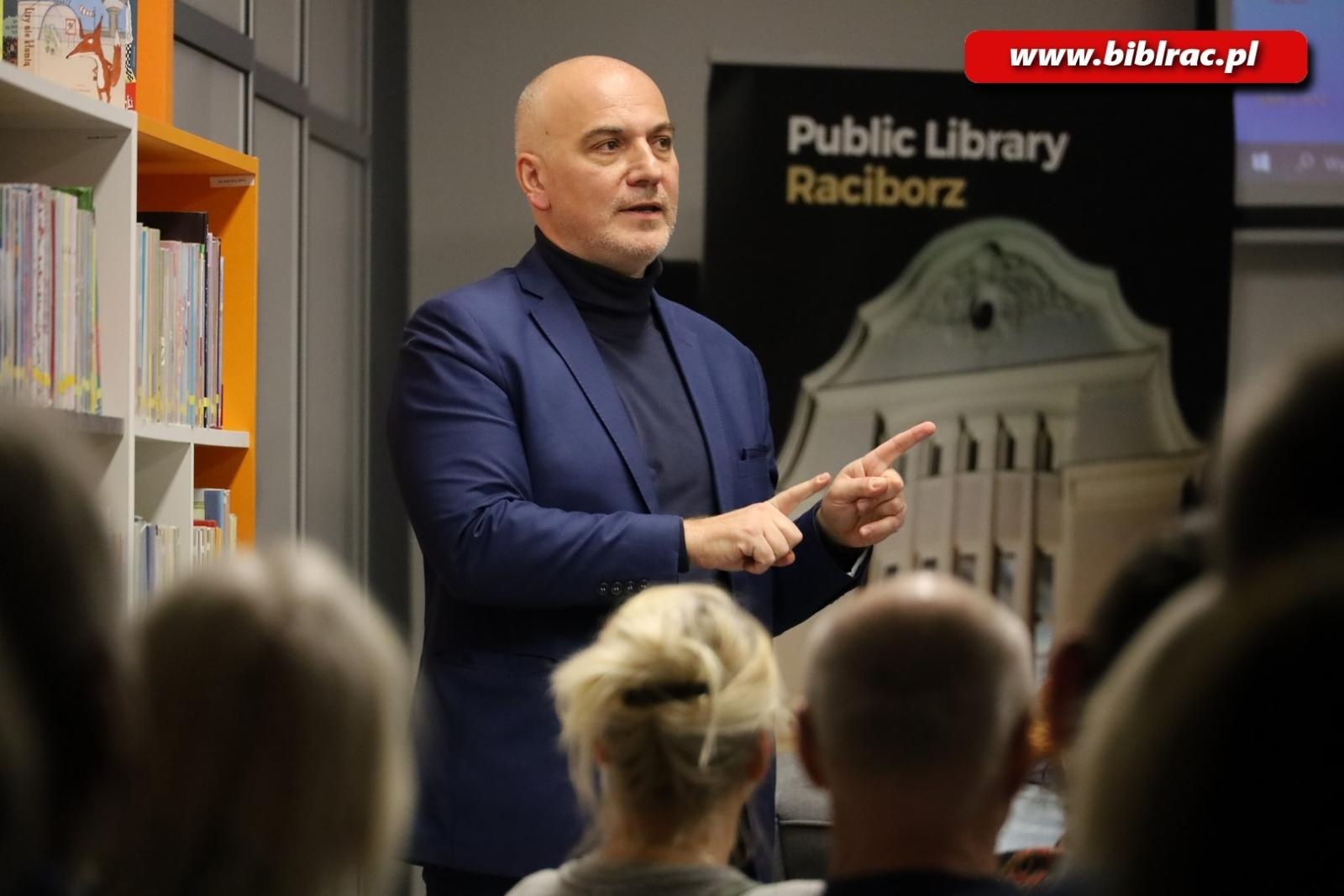 Zdjęcie w galerii na portalu naszraciborz.pl: Gdyby ziemia Izraela-Palestyna potrafiła mówić… Dr Michał Szczepaniak w bibliotece wiadomości z regionu