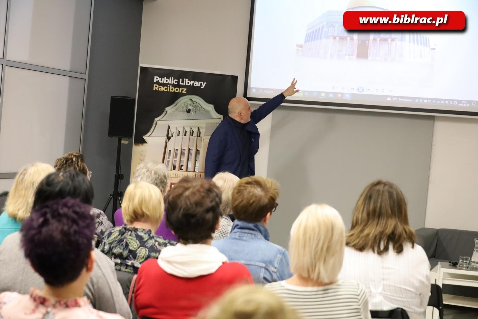 Zdjęcie w galerii na portalu naszraciborz.pl: Gdyby ziemia Izraela-Palestyna potrafiła mówić… Dr Michał Szczepaniak w bibliotece wiadomości z regionu