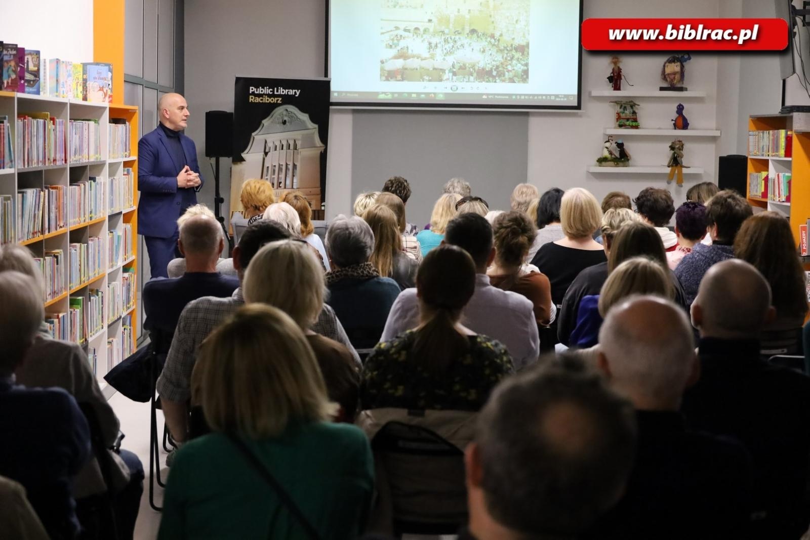 Zdjęcie w galerii na portalu naszraciborz.pl: Gdyby ziemia Izraela-Palestyna potrafiła mówić… Dr Michał Szczepaniak w bibliotece wiadomości z regionu