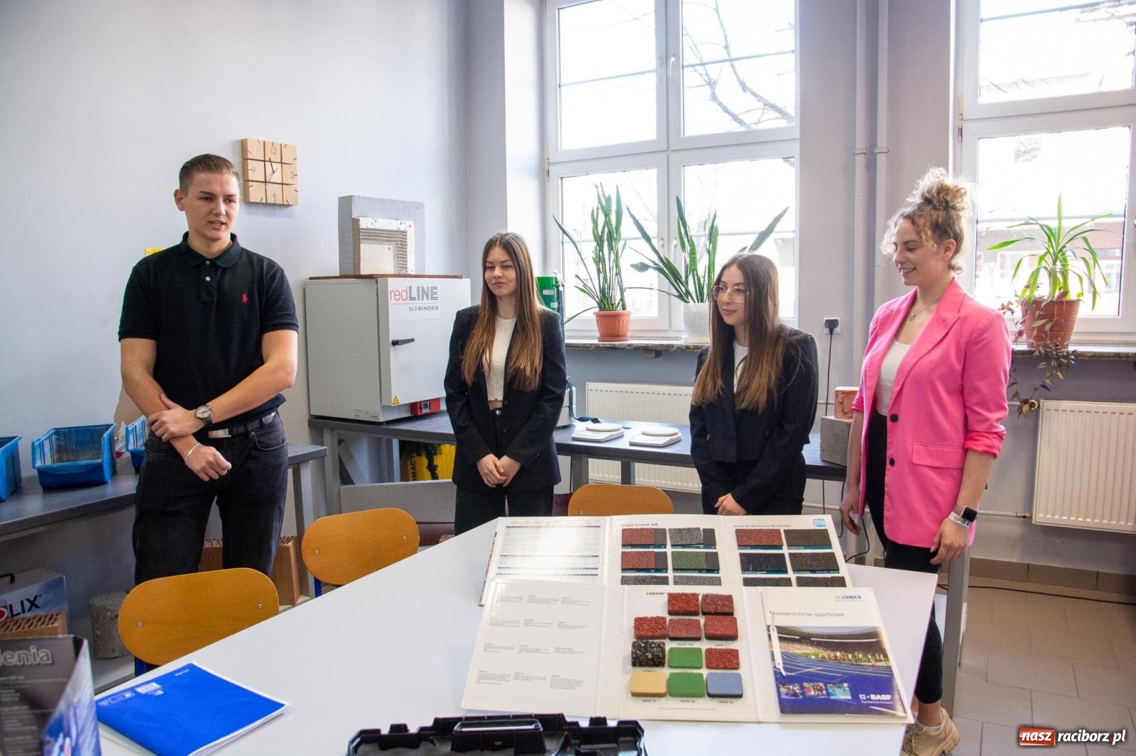 Zdjęcie w galerii na portalu naszraciborz.pl: Smakołyki, projekty, piękne paznokcie i fryzury - dzień otwarty w CKZiU nr 1 wiadomości z regionu