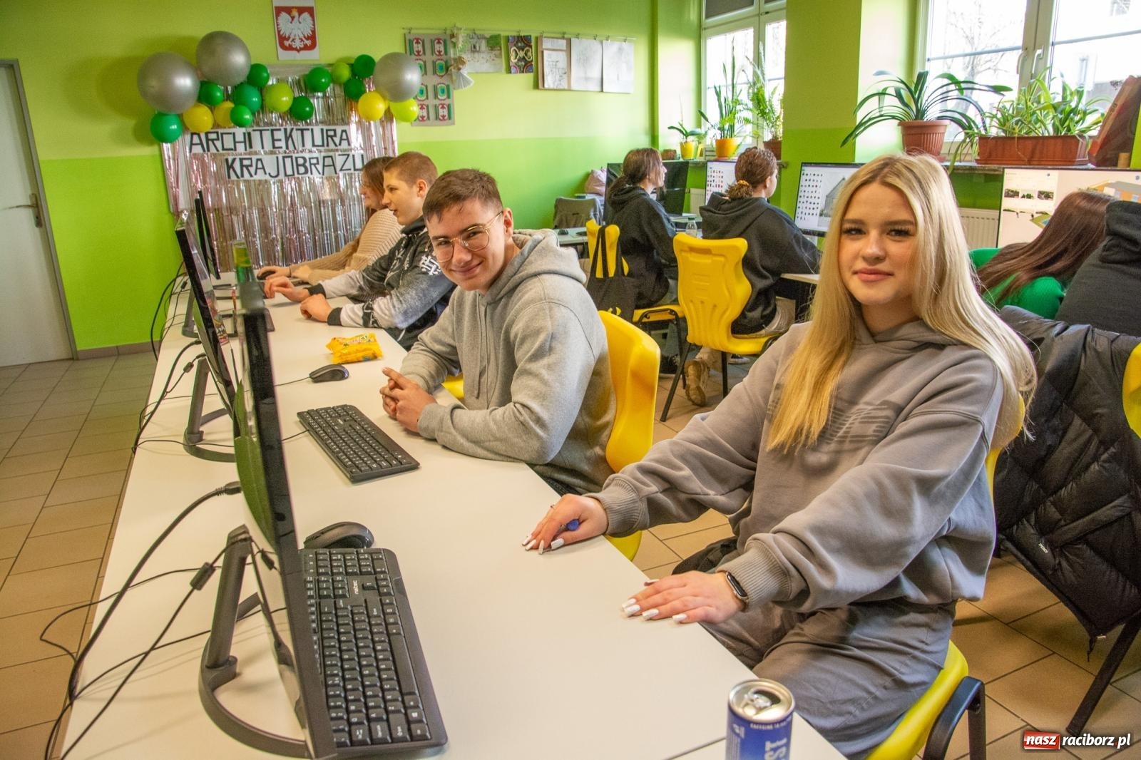 Zdjęcie w galerii na portalu naszraciborz.pl: Smakołyki, projekty, piękne paznokcie i fryzury - dzień otwarty w CKZiU nr 1 wiadomości z regionu