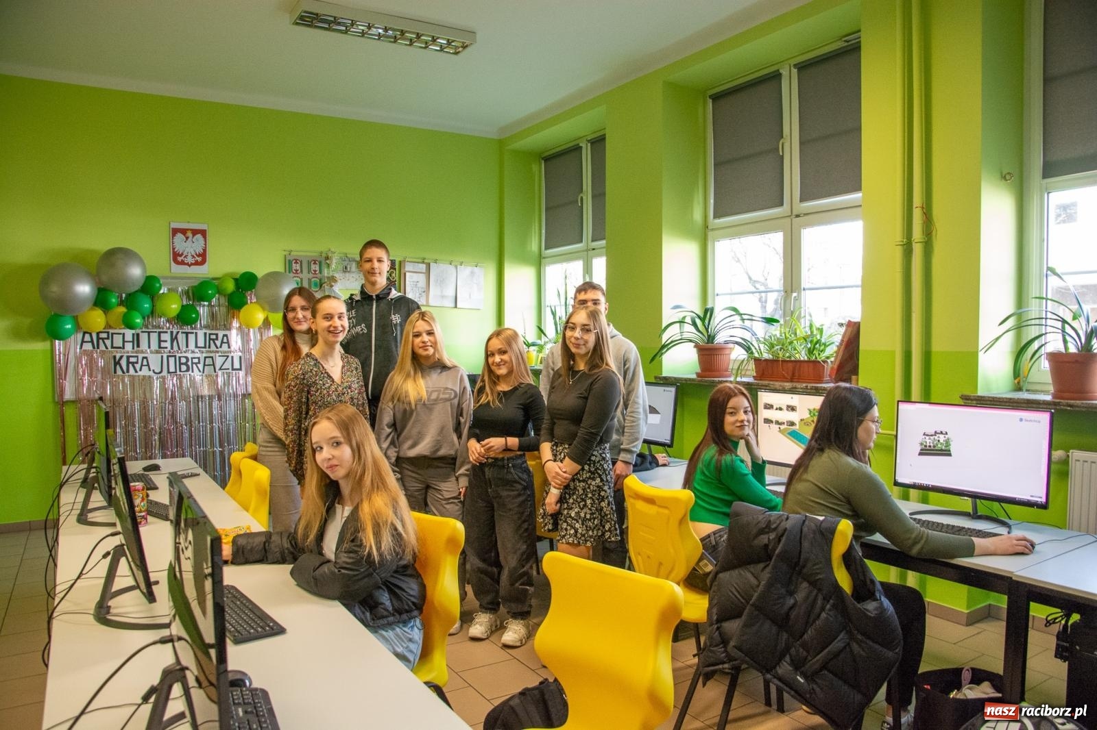 Zdjęcie w galerii na portalu naszraciborz.pl: Smakołyki, projekty, piękne paznokcie i fryzury - dzień otwarty w CKZiU nr 1 wiadomości z regionu