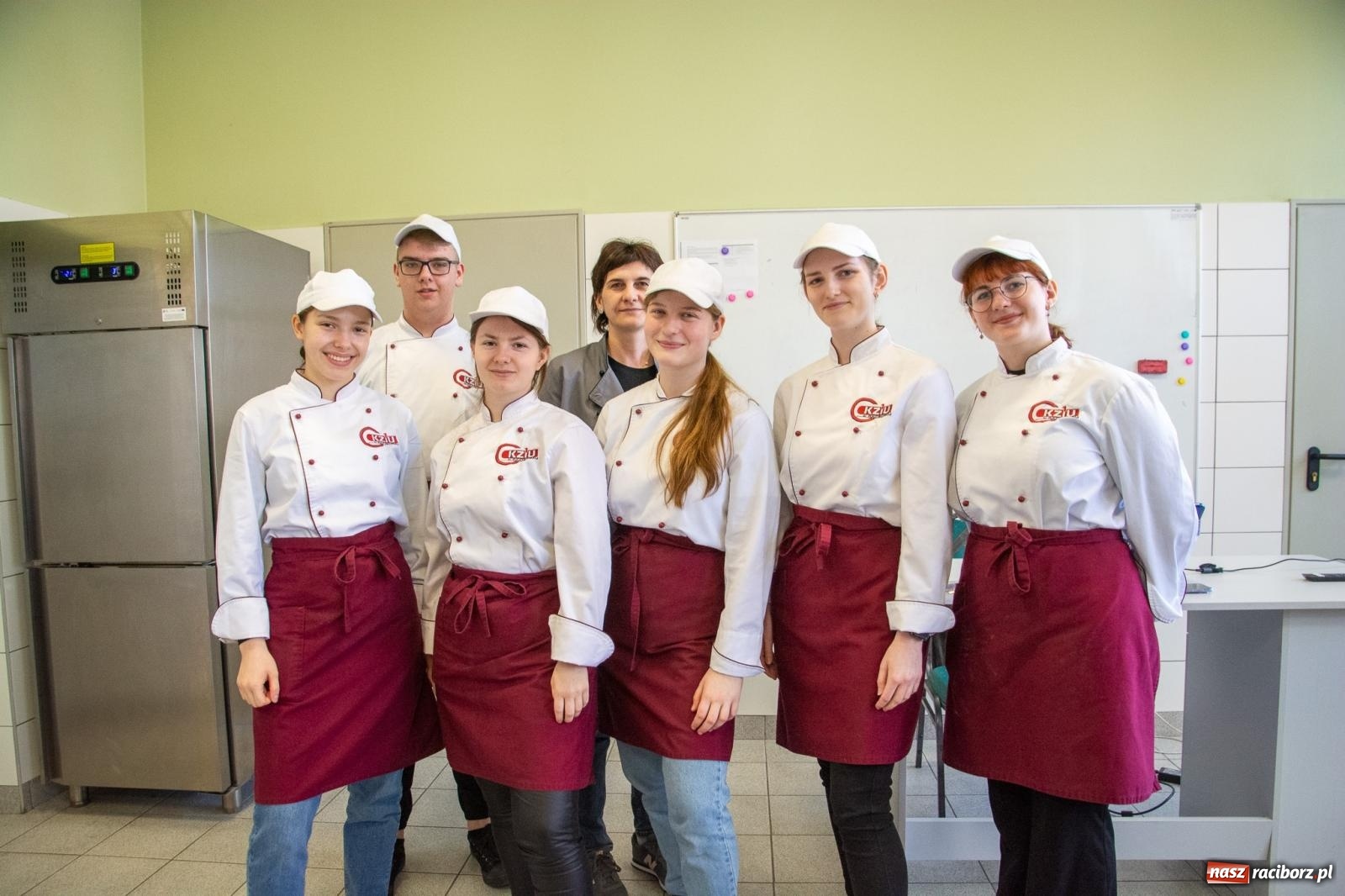 Zdjęcie w galerii na portalu naszraciborz.pl: Smakołyki, projekty, piękne paznokcie i fryzury - dzień otwarty w CKZiU nr 1 wiadomości z regionu