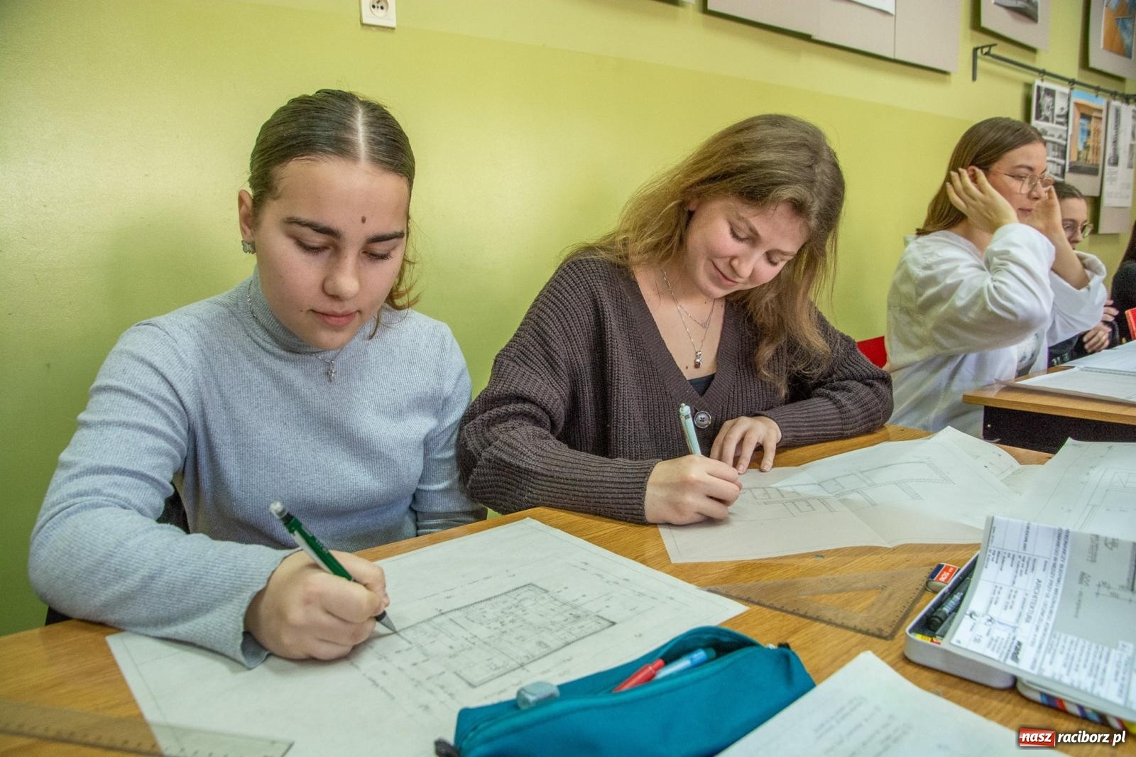 Zdjęcie w galerii na portalu naszraciborz.pl: Smakołyki, projekty, piękne paznokcie i fryzury - dzień otwarty w CKZiU nr 1 wiadomości z regionu