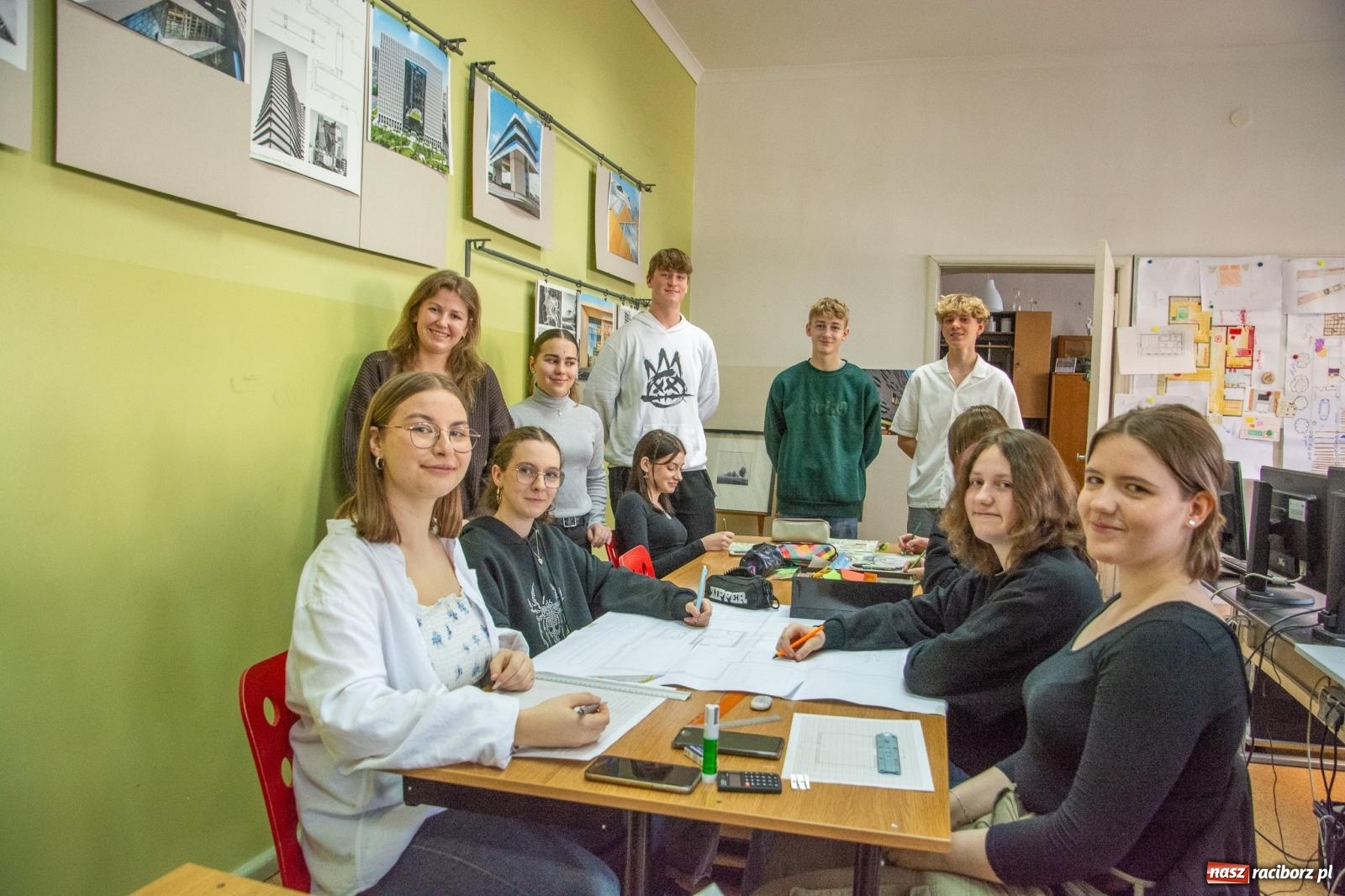 Zdjęcie w galerii na portalu naszraciborz.pl: Smakołyki, projekty, piękne paznokcie i fryzury - dzień otwarty w CKZiU nr 1 wiadomości z regionu