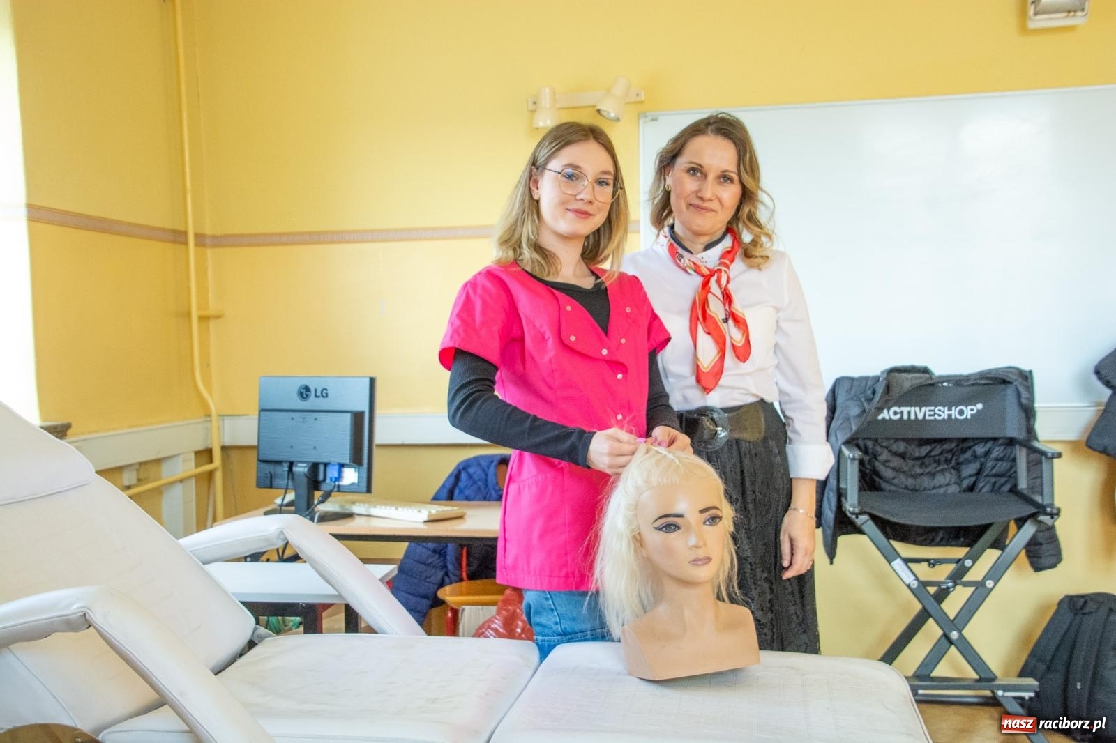 Zdjęcie w galerii na portalu naszraciborz.pl: Smakołyki, projekty, piękne paznokcie i fryzury - dzień otwarty w CKZiU nr 1 wiadomości z regionu