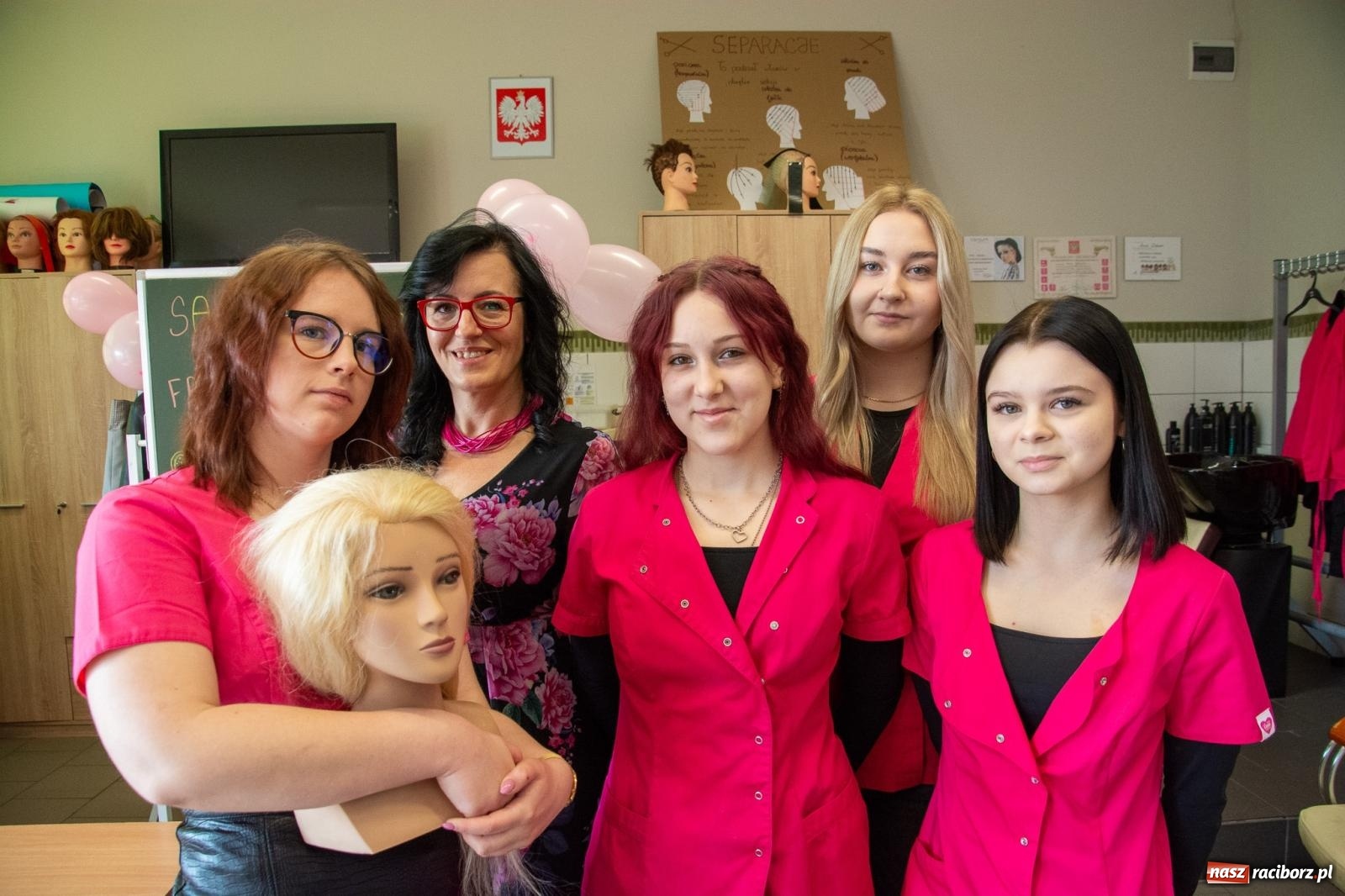 Zdjęcie w galerii na portalu naszraciborz.pl: Smakołyki, projekty, piękne paznokcie i fryzury - dzień otwarty w CKZiU nr 1 wiadomości z regionu