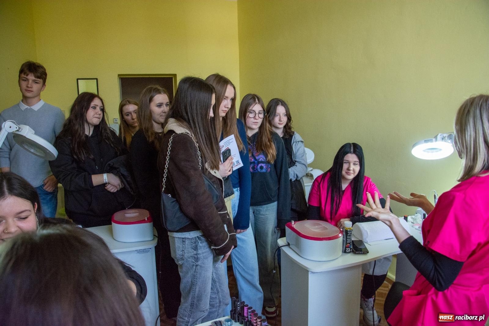 Zdjęcie w galerii na portalu naszraciborz.pl: Smakołyki, projekty, piękne paznokcie i fryzury - dzień otwarty w CKZiU nr 1 wiadomości z regionu