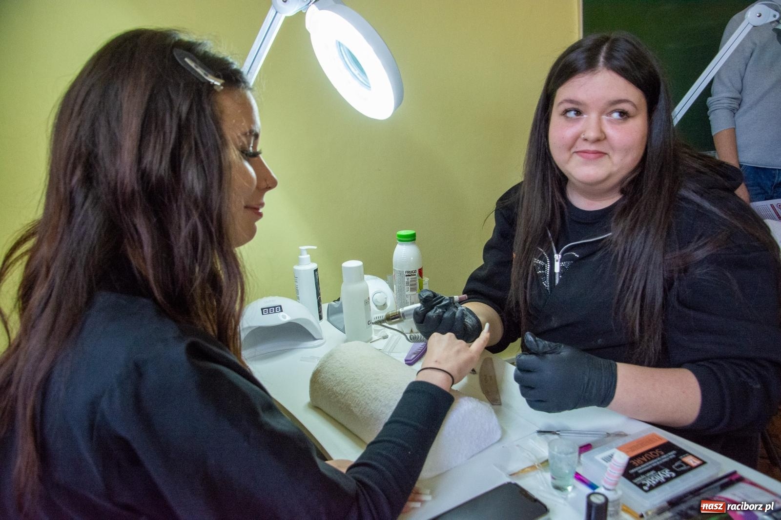 Zdjęcie w galerii na portalu naszraciborz.pl: Smakołyki, projekty, piękne paznokcie i fryzury - dzień otwarty w CKZiU nr 1 wiadomości z regionu