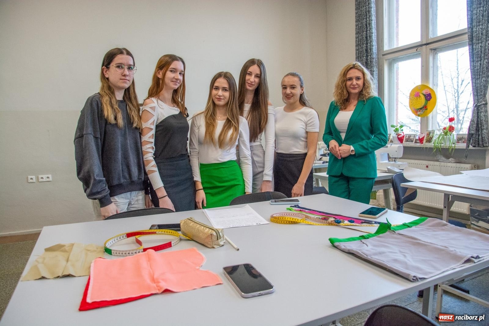 Zdjęcie w galerii na portalu naszraciborz.pl: Smakołyki, projekty, piękne paznokcie i fryzury - dzień otwarty w CKZiU nr 1 wiadomości z regionu