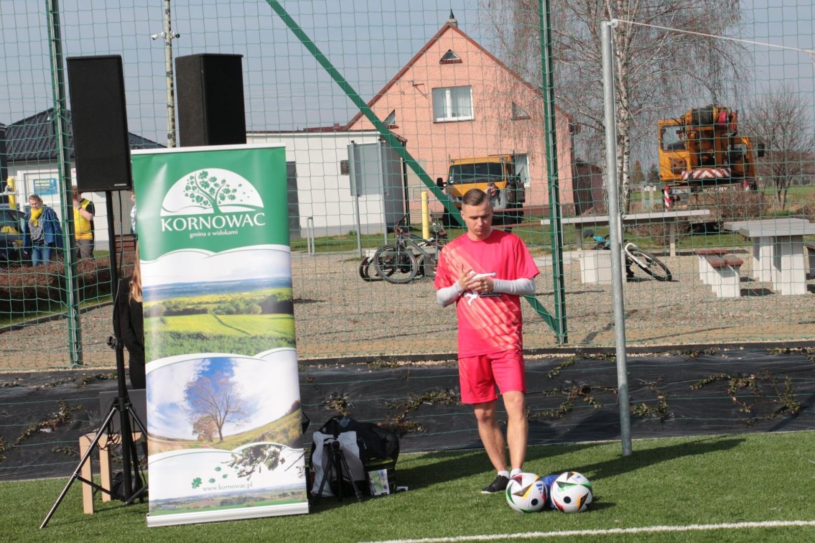 Zdjęcie w galerii na portalu naszraciborz.pl: W Kornowacu otwarto pierwsze w powiecie boisko ze sztuczną nawierzchnią wiadomości z regionu