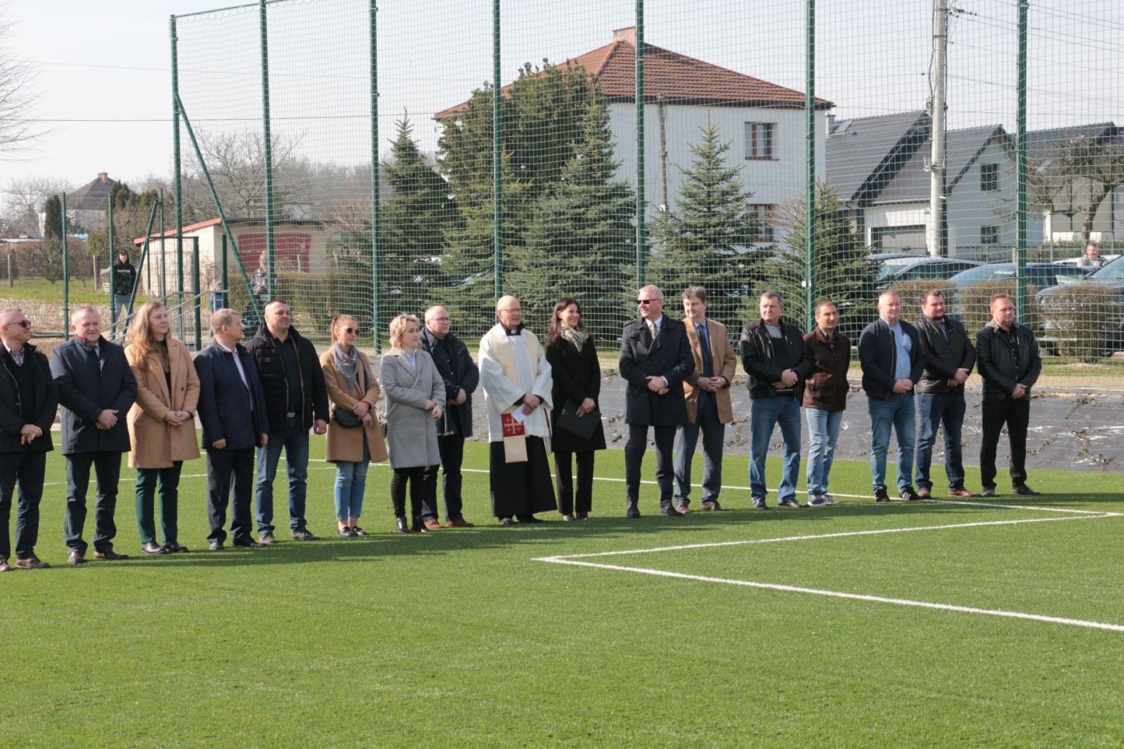 Zdjęcie w galerii na portalu naszraciborz.pl: W Kornowacu otwarto pierwsze w powiecie boisko ze sztuczną nawierzchnią wiadomości z regionu
