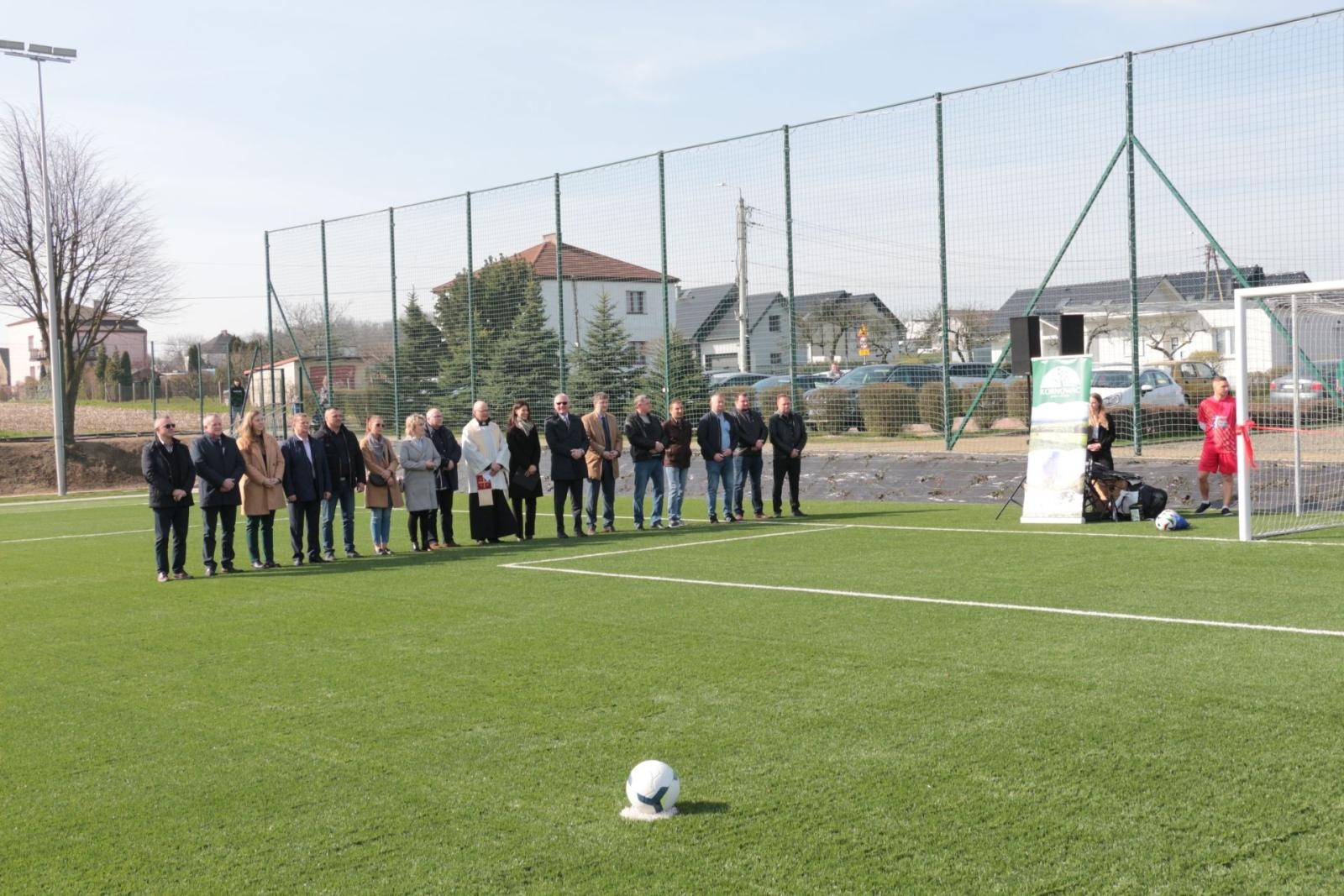 Zdjęcie w galerii na portalu naszraciborz.pl: W Kornowacu otwarto pierwsze w powiecie boisko ze sztuczną nawierzchnią wiadomości z regionu