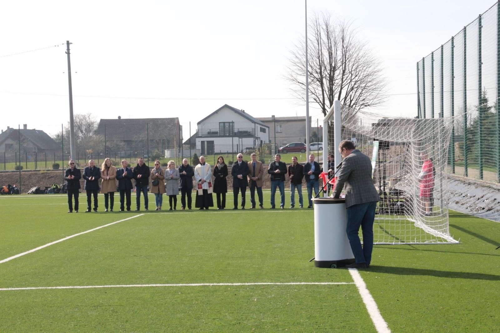 Zdjęcie w galerii na portalu naszraciborz.pl: W Kornowacu otwarto pierwsze w powiecie boisko ze sztuczną nawierzchnią wiadomości z regionu