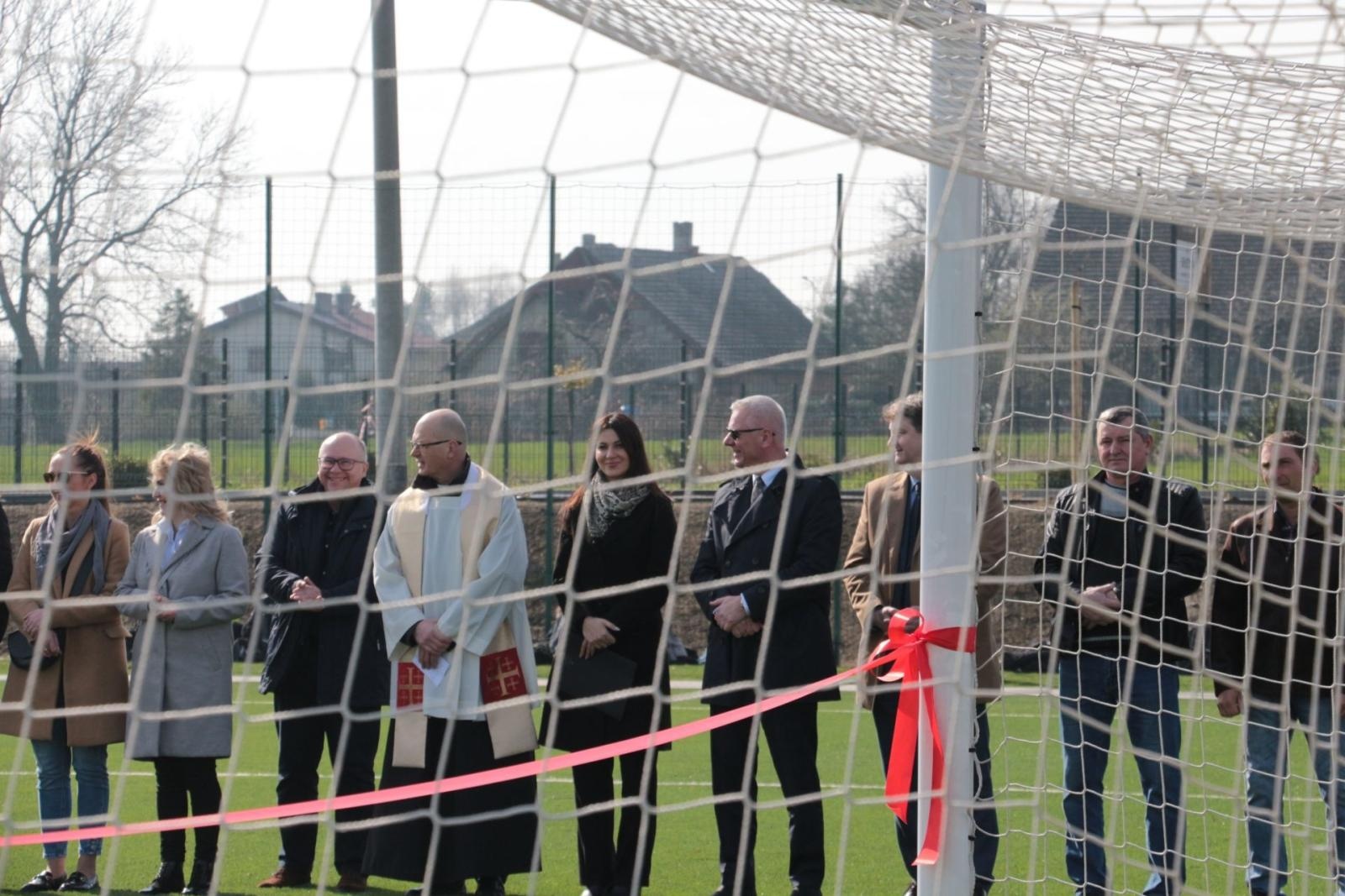 Zdjęcie w galerii na portalu naszraciborz.pl: W Kornowacu otwarto pierwsze w powiecie boisko ze sztuczną nawierzchnią wiadomości z regionu