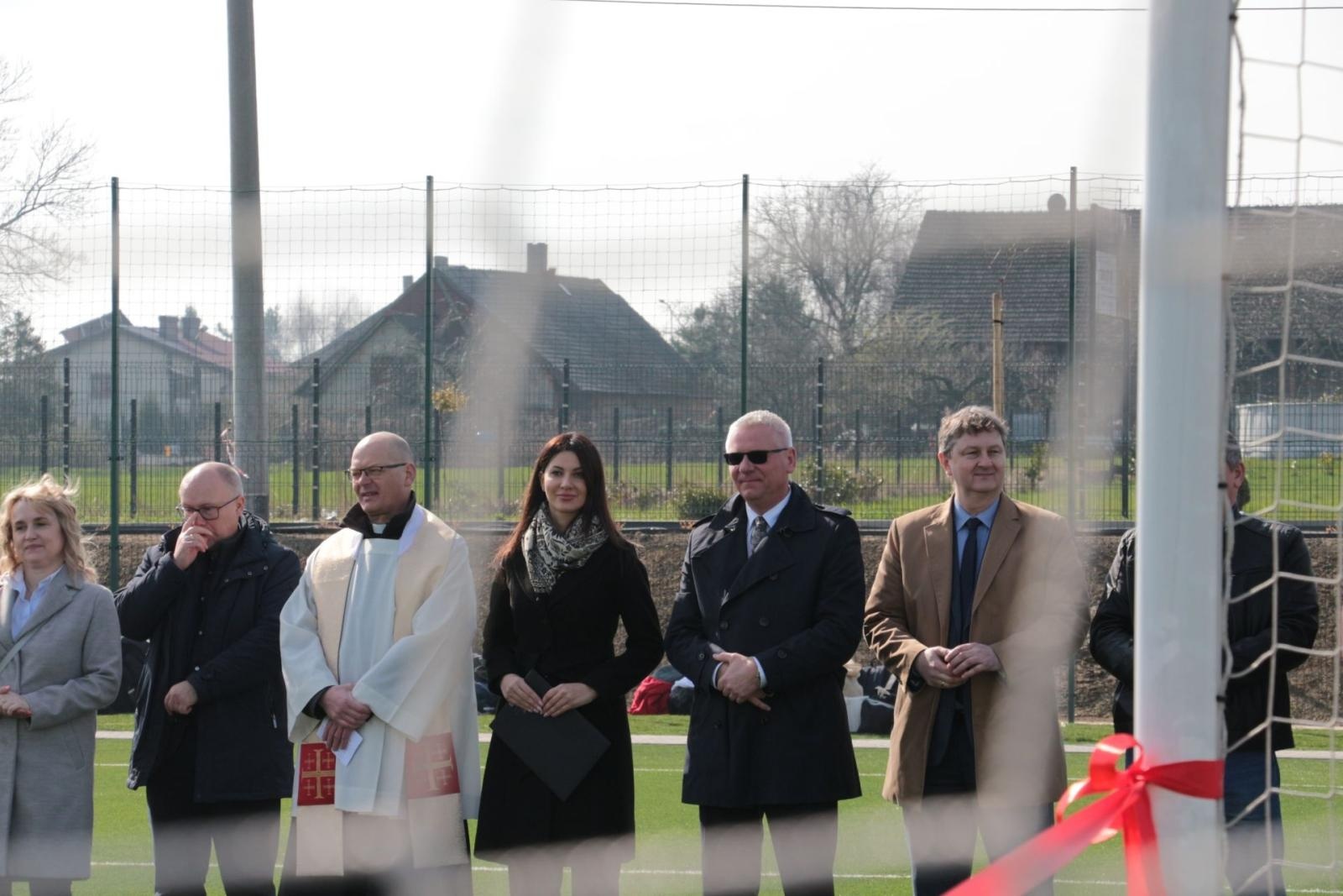 Zdjęcie w galerii na portalu naszraciborz.pl: W Kornowacu otwarto pierwsze w powiecie boisko ze sztuczną nawierzchnią wiadomości z regionu