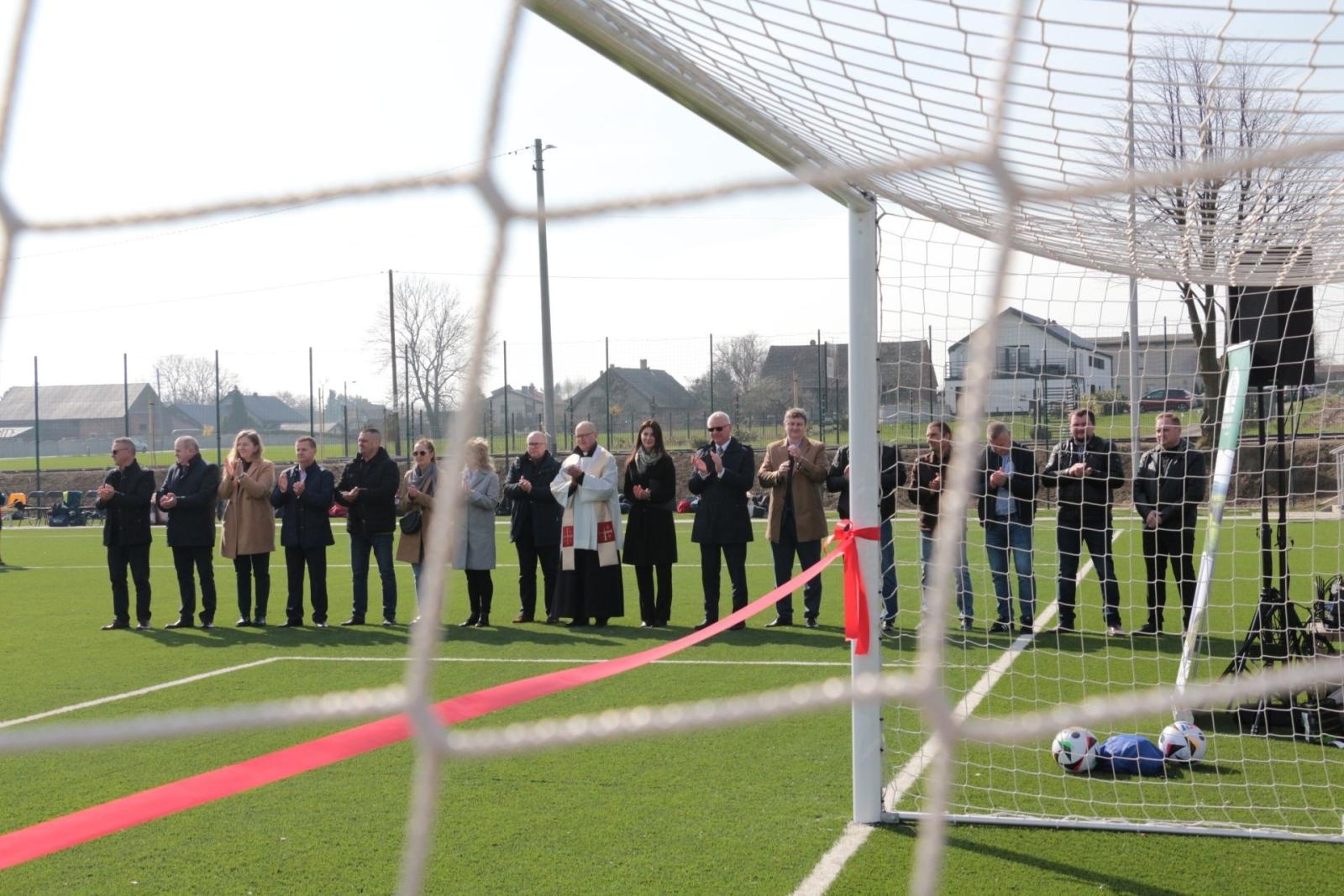 Zdjęcie w galerii na portalu naszraciborz.pl: W Kornowacu otwarto pierwsze w powiecie boisko ze sztuczną nawierzchnią wiadomości z regionu