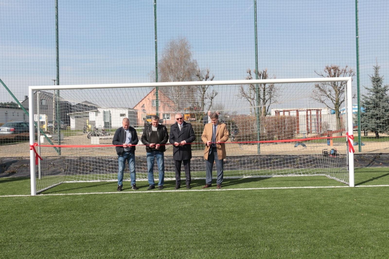 Zdjęcie w galerii na portalu naszraciborz.pl: W Kornowacu otwarto pierwsze w powiecie boisko ze sztuczną nawierzchnią wiadomości z regionu
