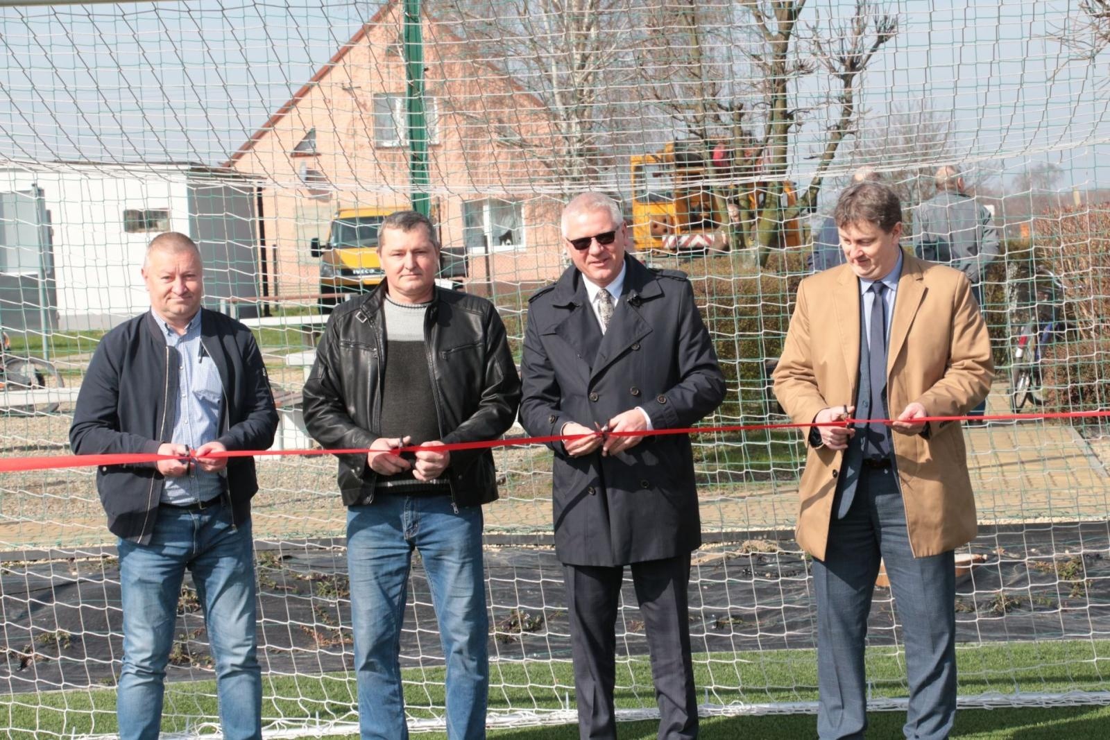 Zdjęcie w galerii na portalu naszraciborz.pl: W Kornowacu otwarto pierwsze w powiecie boisko ze sztuczną nawierzchnią wiadomości z regionu