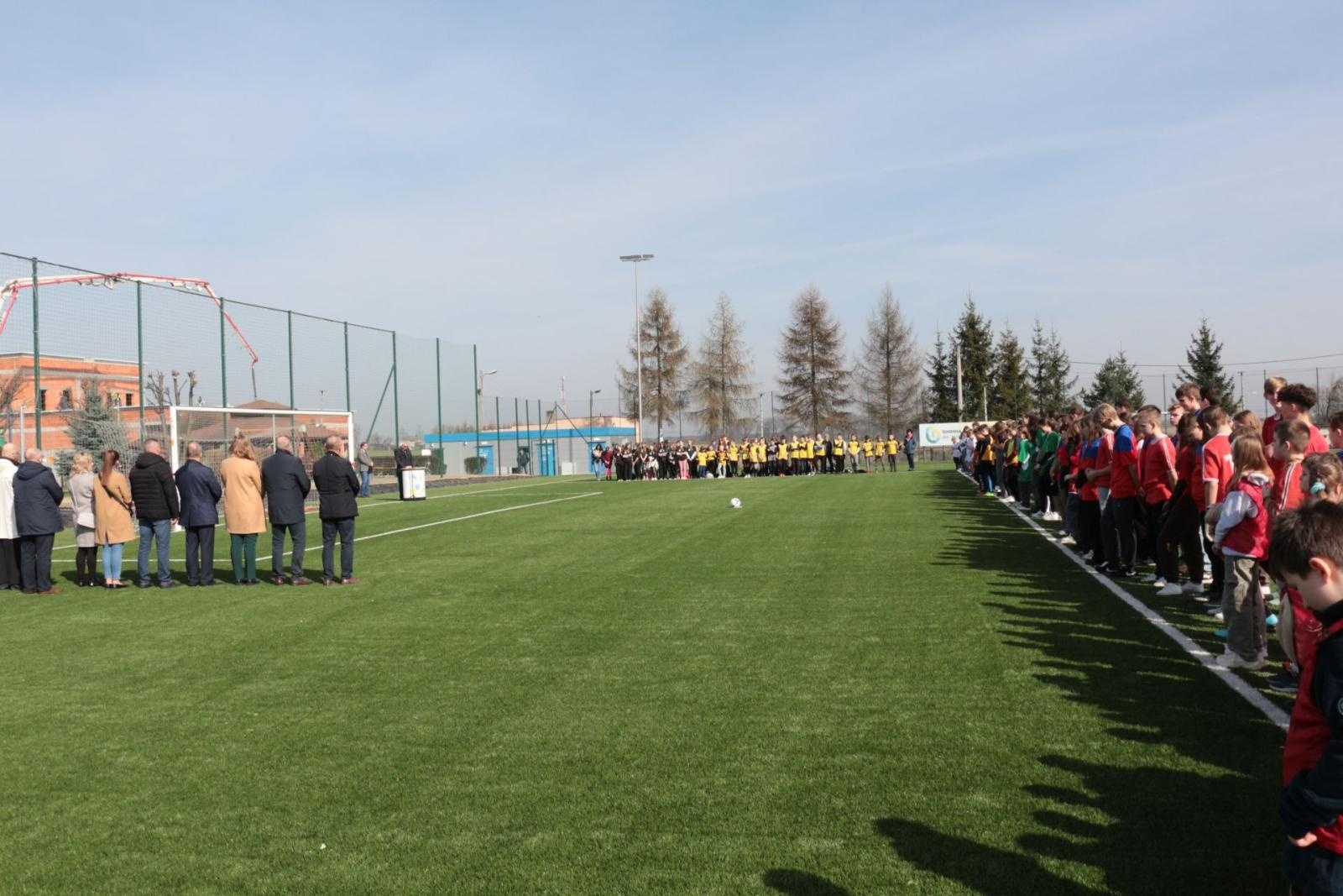 Zdjęcie w galerii na portalu naszraciborz.pl: W Kornowacu otwarto pierwsze w powiecie boisko ze sztuczną nawierzchnią wiadomości z regionu