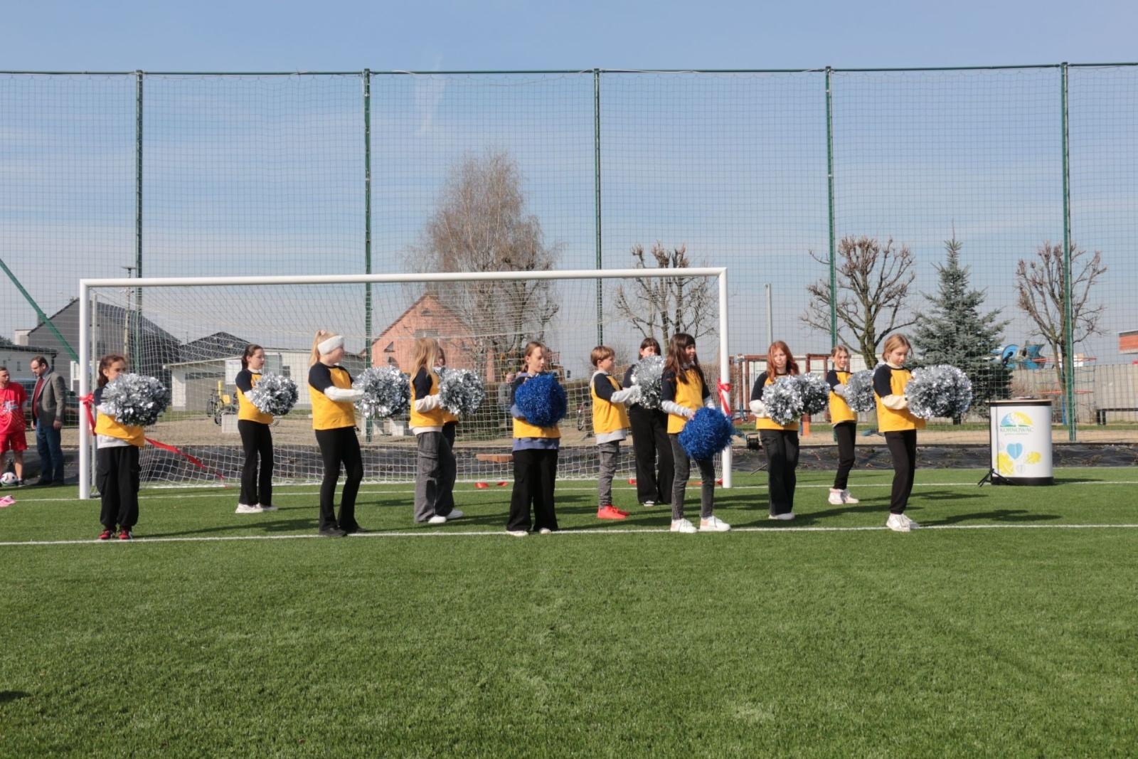 Zdjęcie w galerii na portalu naszraciborz.pl: W Kornowacu otwarto pierwsze w powiecie boisko ze sztuczną nawierzchnią wiadomości z regionu