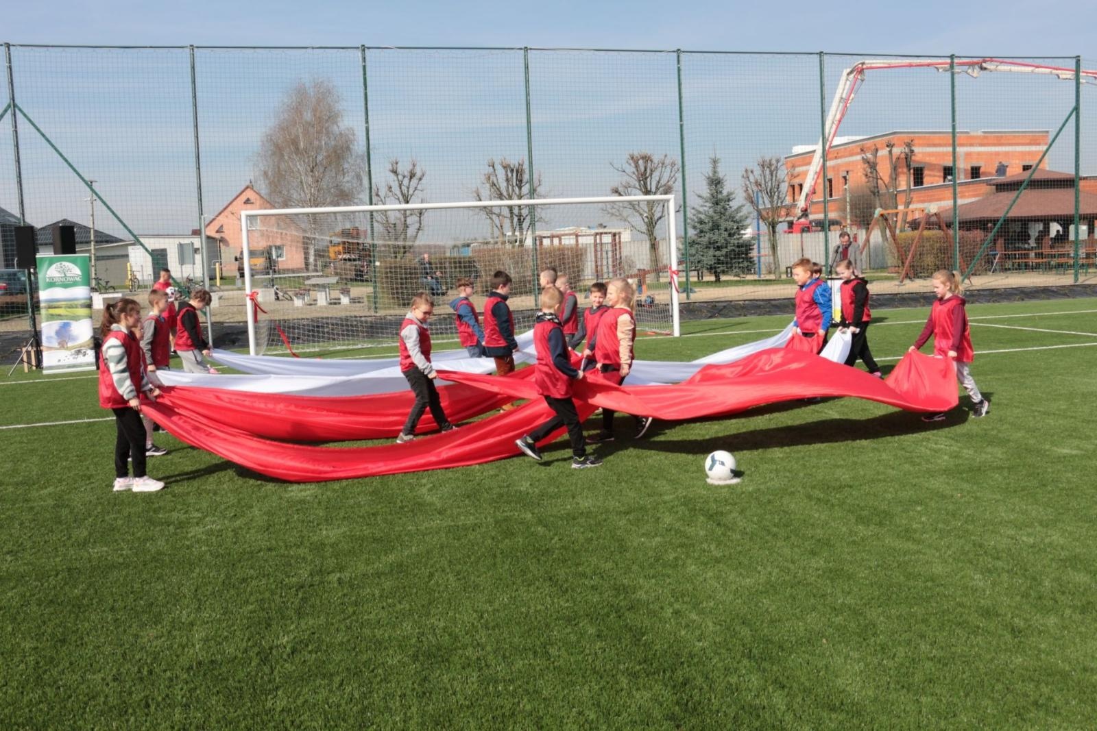 Zdjęcie w galerii na portalu naszraciborz.pl: W Kornowacu otwarto pierwsze w powiecie boisko ze sztuczną nawierzchnią wiadomości z regionu