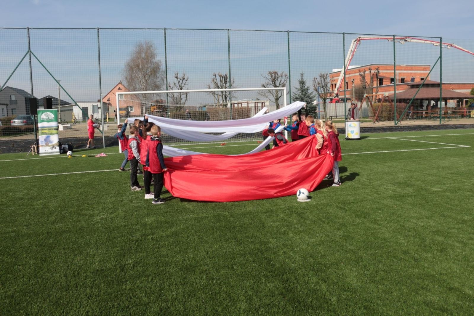 Zdjęcie w galerii na portalu naszraciborz.pl: W Kornowacu otwarto pierwsze w powiecie boisko ze sztuczną nawierzchnią wiadomości z regionu