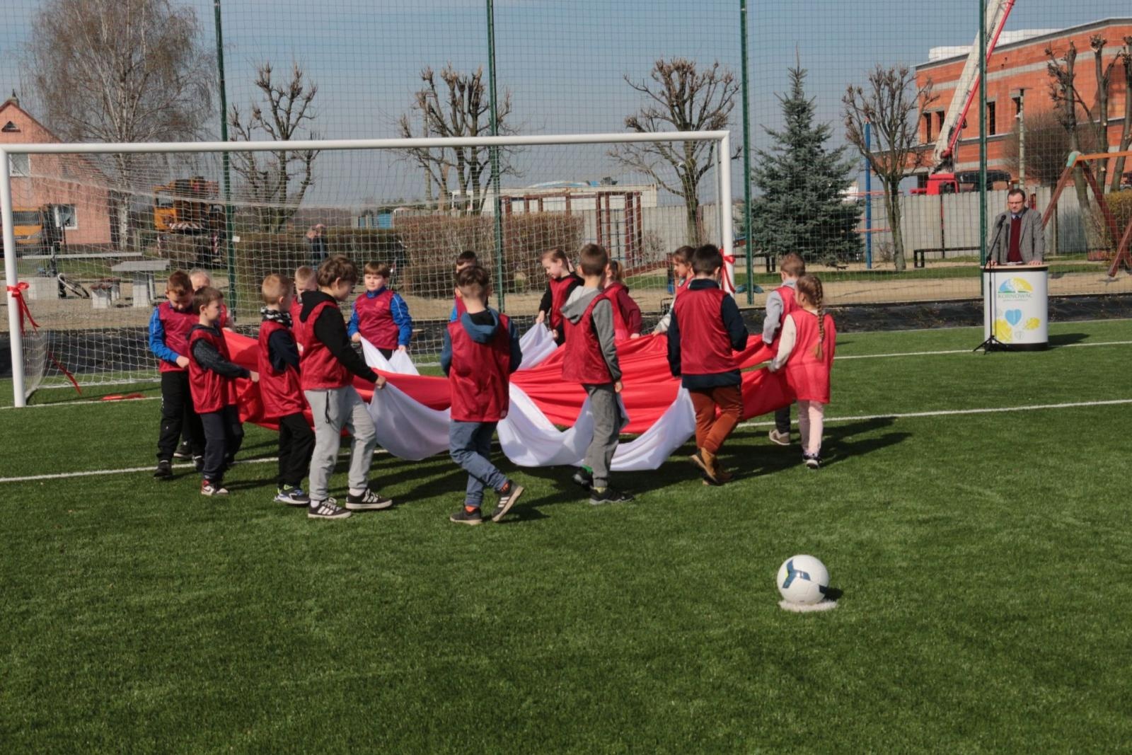 Zdjęcie w galerii na portalu naszraciborz.pl: W Kornowacu otwarto pierwsze w powiecie boisko ze sztuczną nawierzchnią wiadomości z regionu