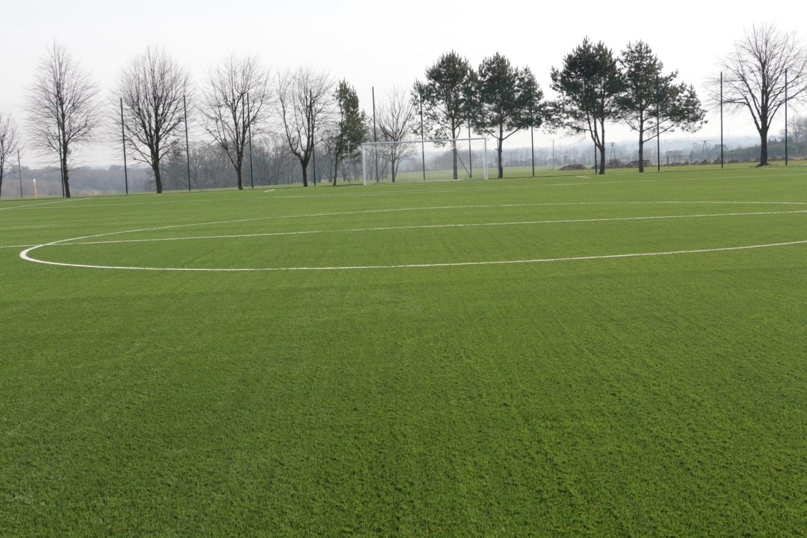 Zdjęcie w galerii na portalu naszraciborz.pl: W Kornowacu otwarto pierwsze w powiecie boisko ze sztuczną nawierzchnią wiadomości z regionu