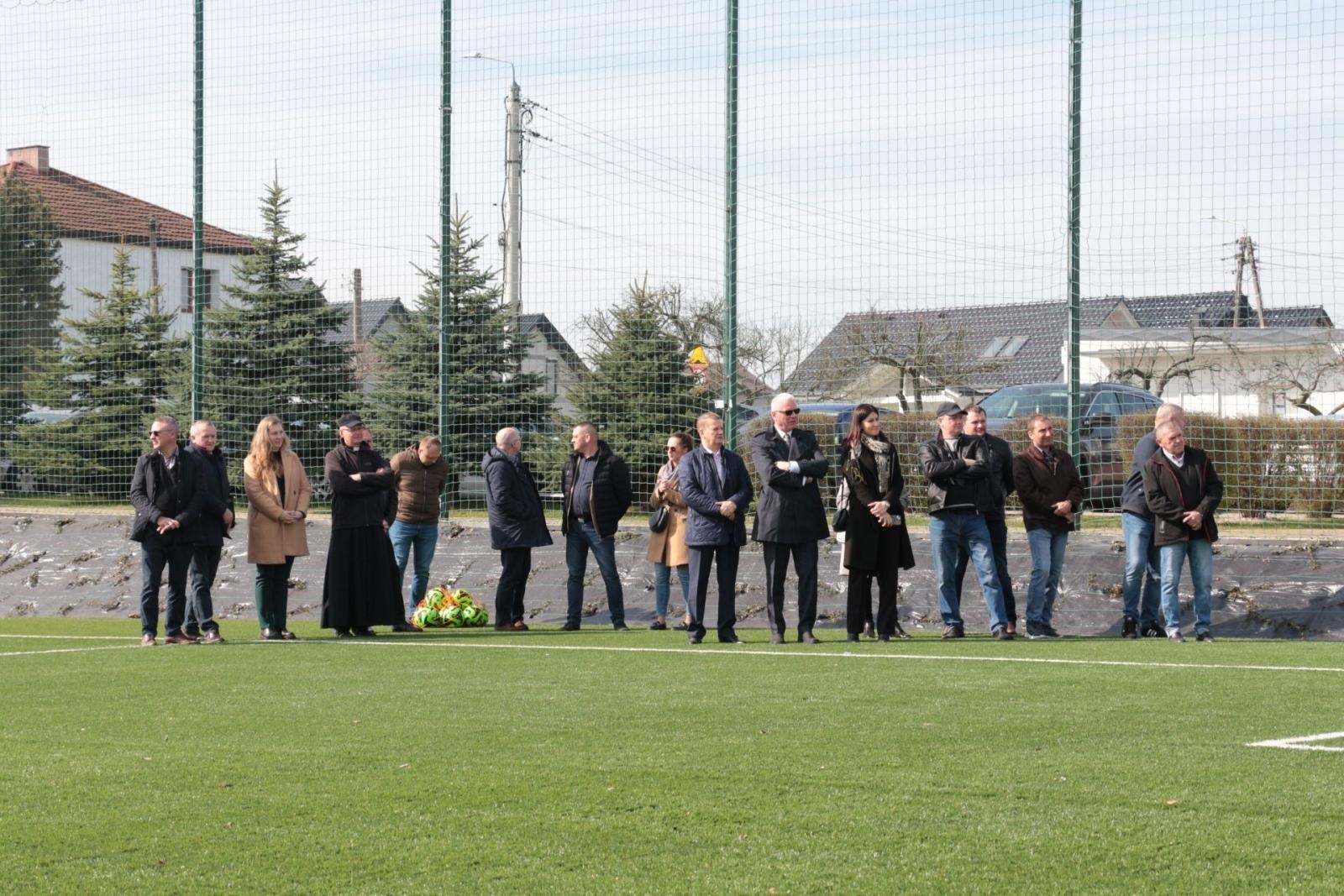 Zdjęcie w galerii na portalu naszraciborz.pl: W Kornowacu otwarto pierwsze w powiecie boisko ze sztuczną nawierzchnią wiadomości z regionu