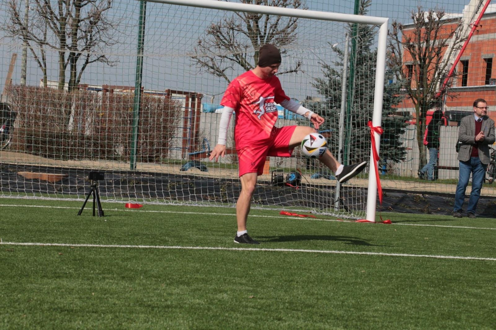 Zdjęcie w galerii na portalu naszraciborz.pl: W Kornowacu otwarto pierwsze w powiecie boisko ze sztuczną nawierzchnią wiadomości z regionu