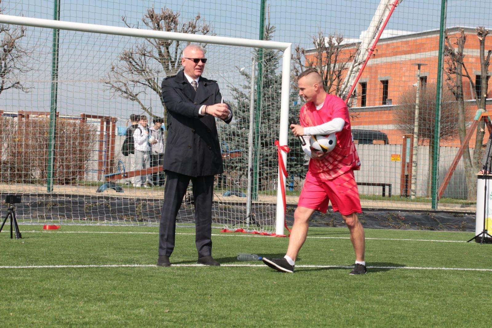 Zdjęcie w galerii na portalu naszraciborz.pl: W Kornowacu otwarto pierwsze w powiecie boisko ze sztuczną nawierzchnią wiadomości z regionu